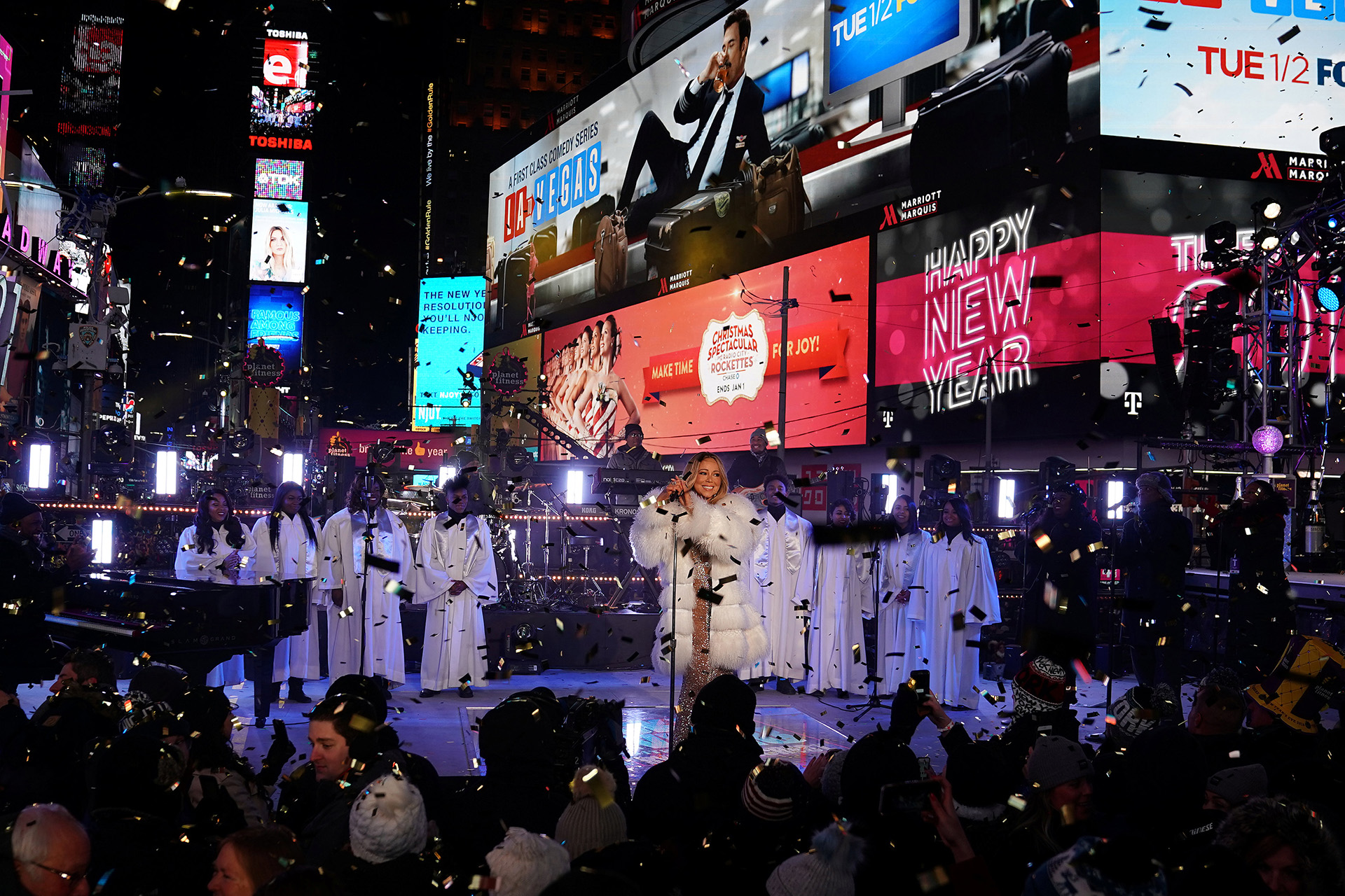 Mariah Carey volvió a presentarse frente a una multitud de personas, que cada año espera la cuenta regresiva y el descenso de la bola en Times Square en el último día del año