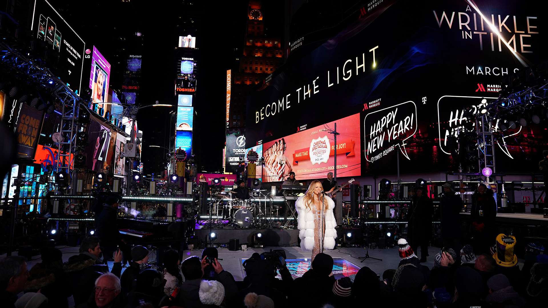 A pesar de que se registraron temperaturas por debajo de los -12º, Mariah Carey se plantó frente a la multitud e hizo chistes, pidiendo que le alcanzaran un té para contrarrestar el intenso frío