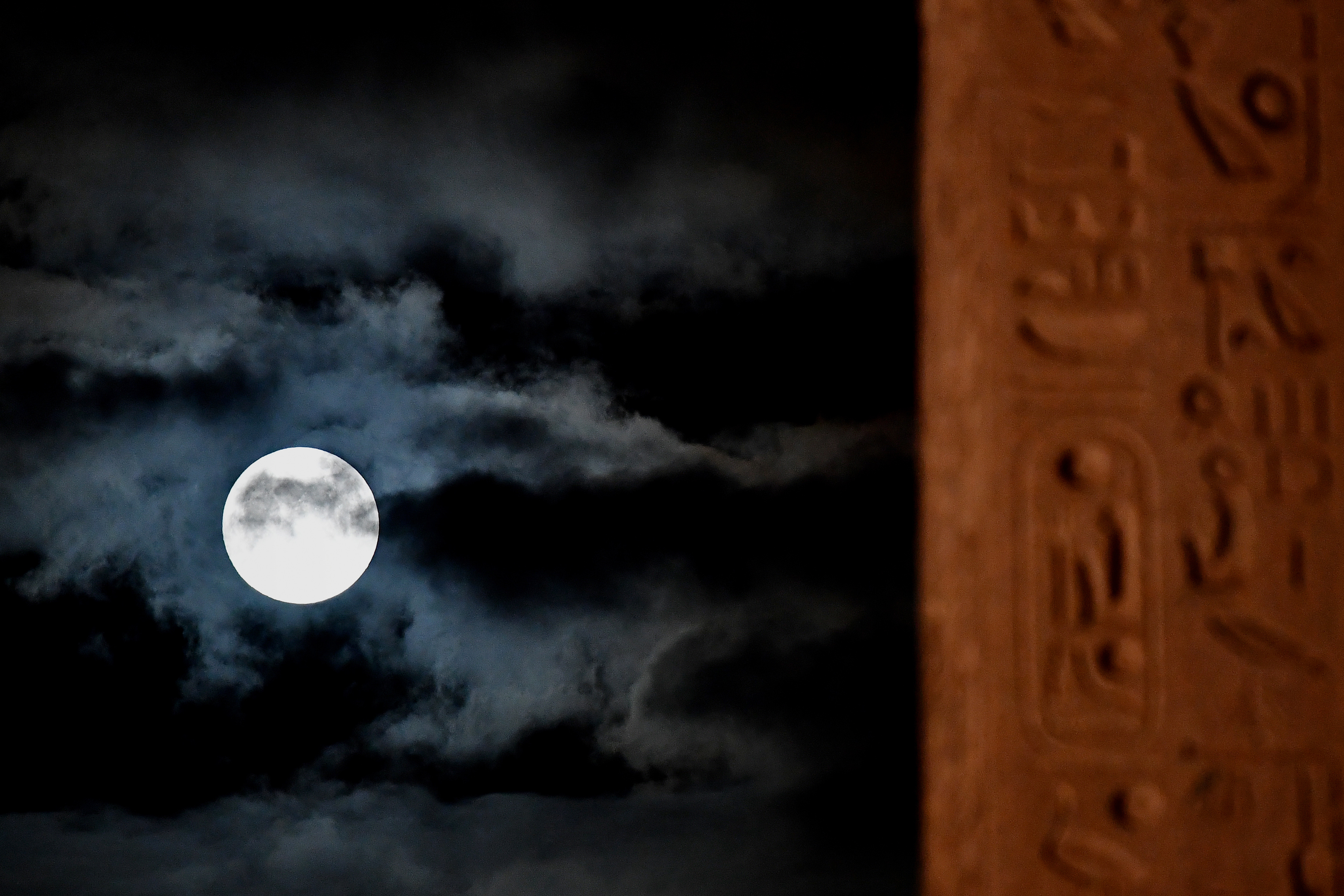 La superluna sobre Piazza del Popolo, en Roma, Italia (AFP)