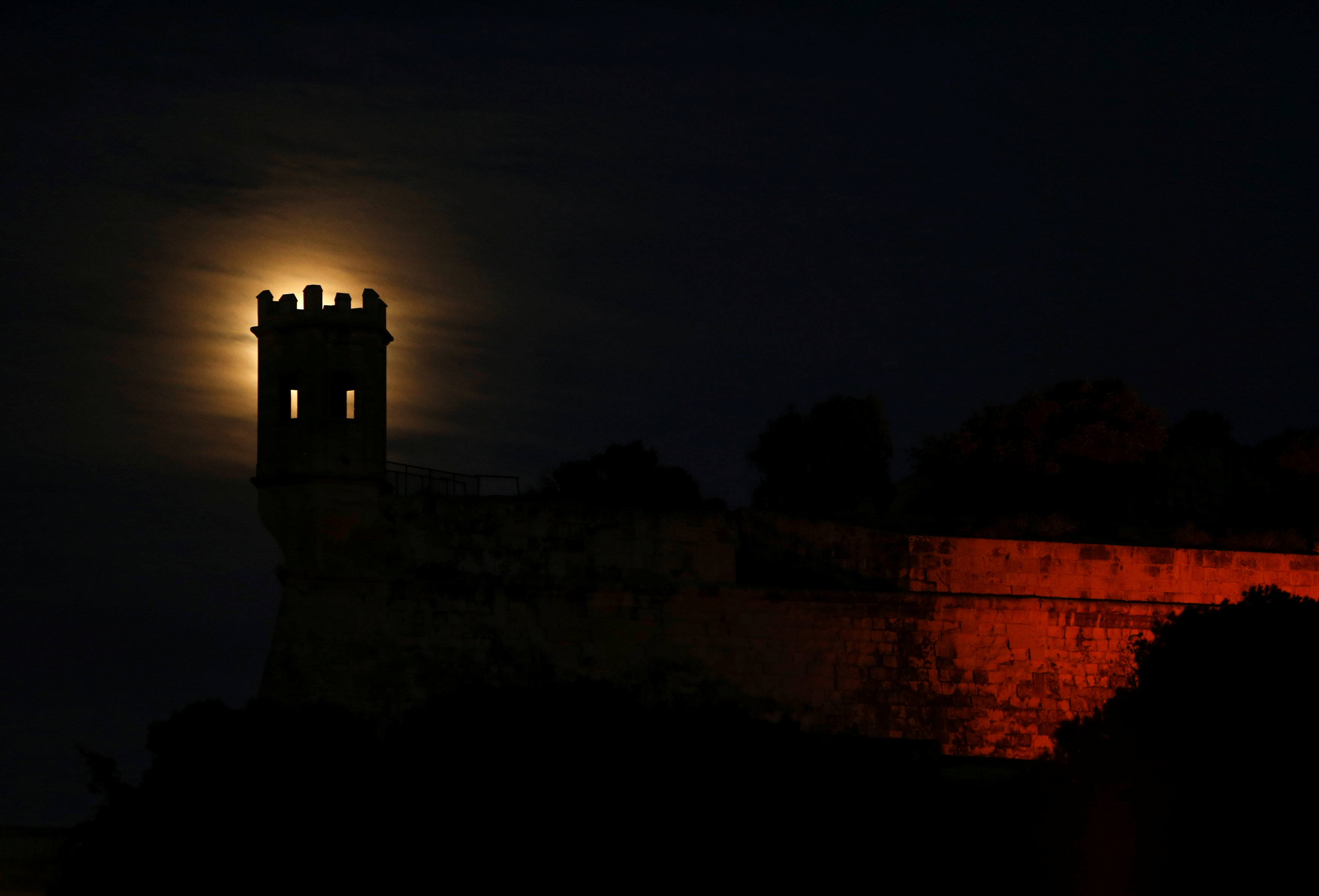 La superluna sobre el bastión San Salvatore en Pieta, Malta, (REUTERS/Darrin Zammit Lupi)