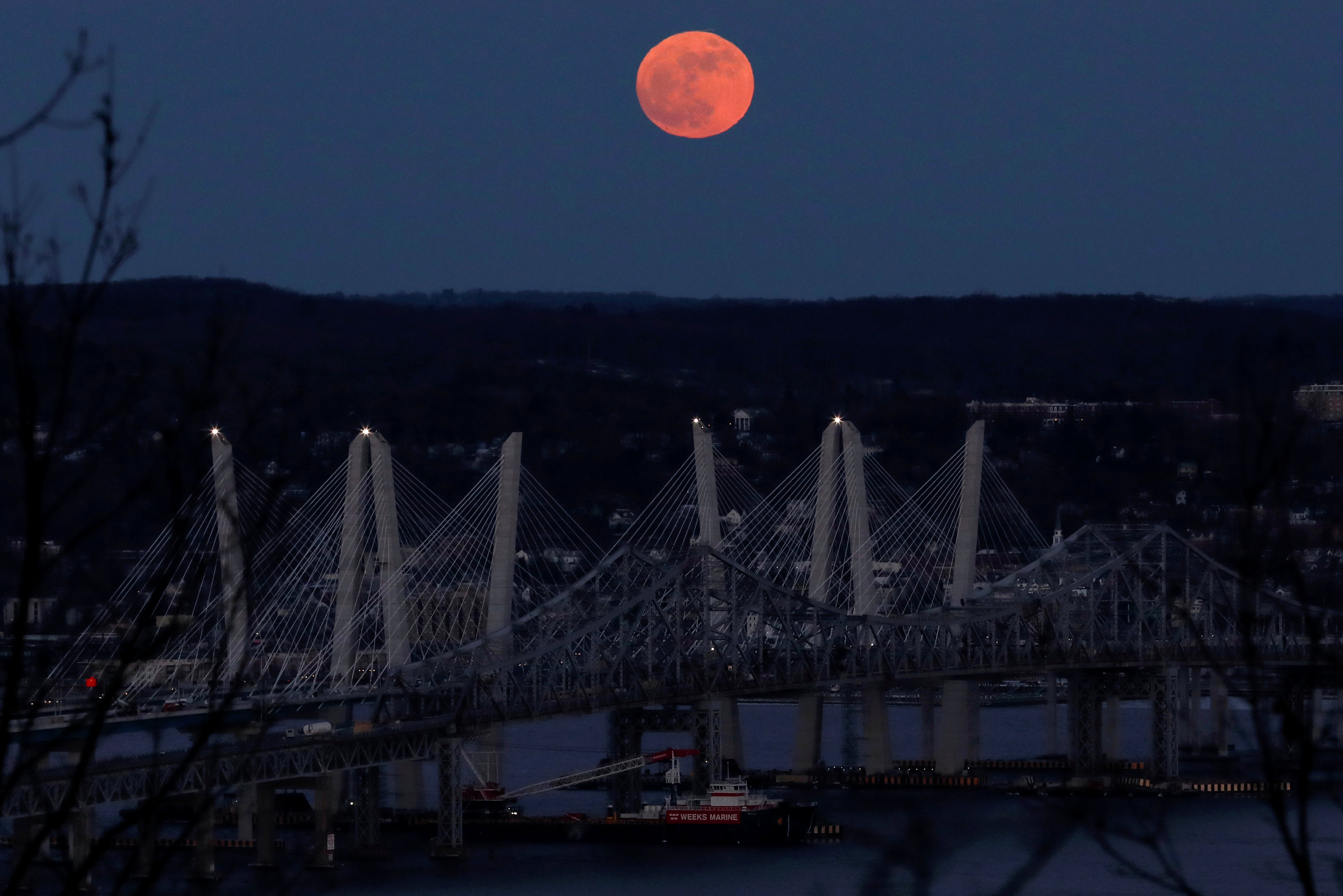 Otra foto de la superluna sobre el río Hudson River y el puente Mario M. Cuomo en Nyack, Nueva York (REUTERS/Mike Segar)