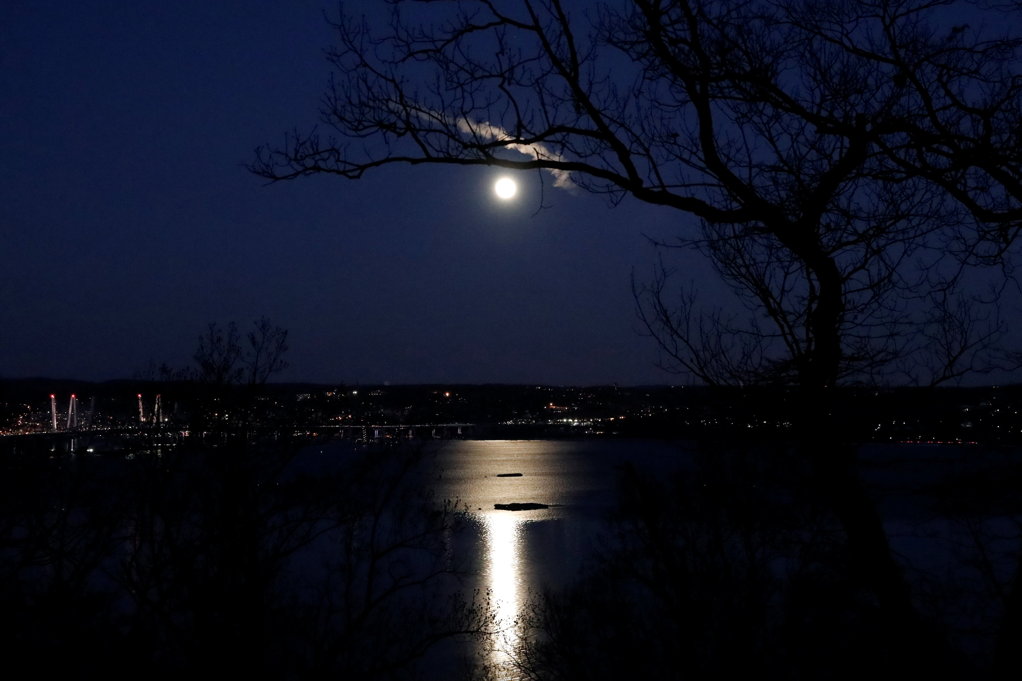La superluna sobre el río Hudson River y el puente Mario M. Cuomo en Nyack, Nueva York (REUTERS/Mike Segar)