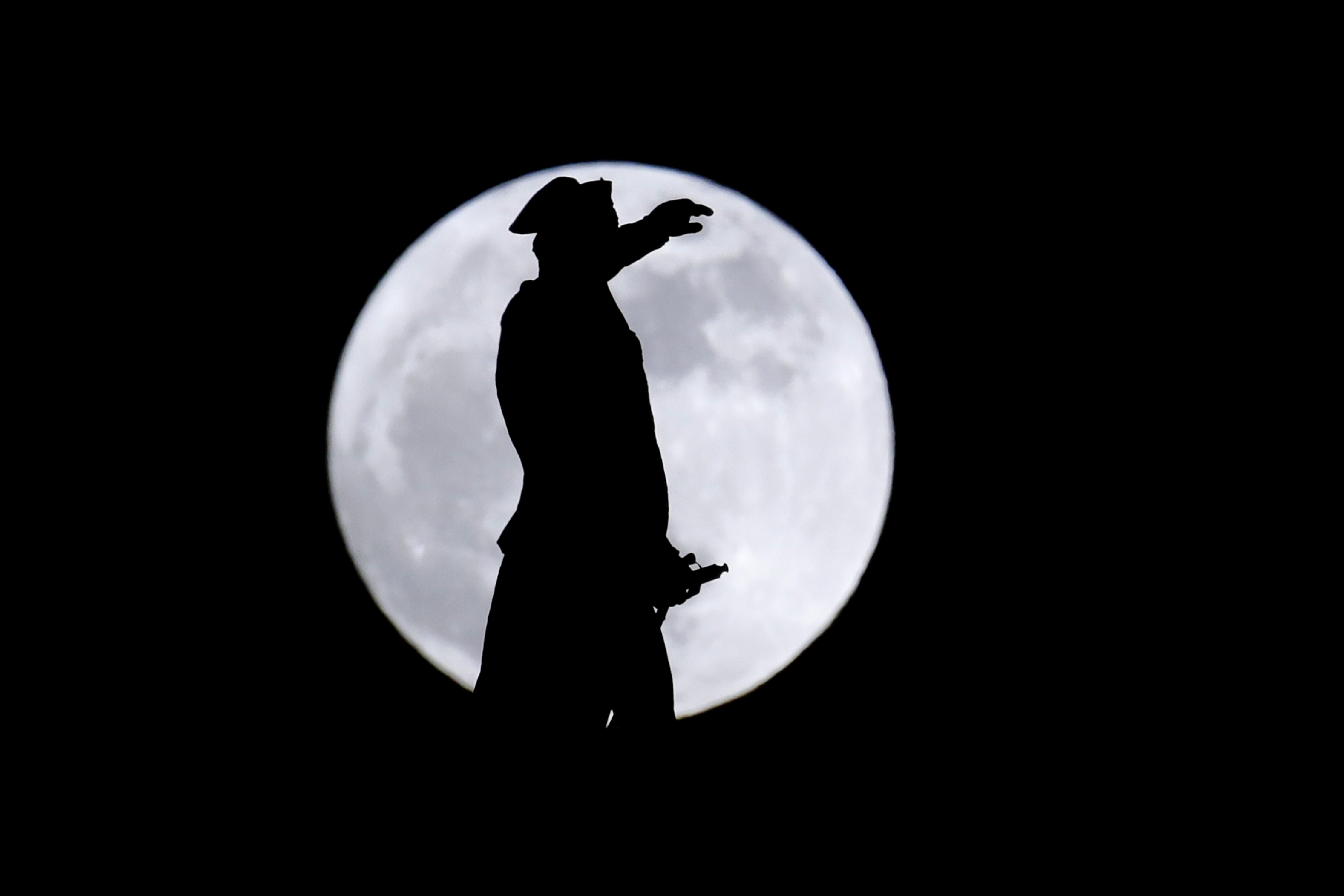 La estatua del General George Washington y la superluna en Trenton, Nueva Jersey, Estados Unidos (AP/Julio Cortez)
