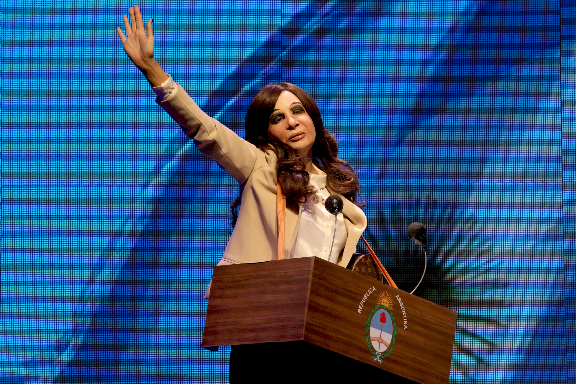 Laura Bruni interpreta a Cristina Kirchner