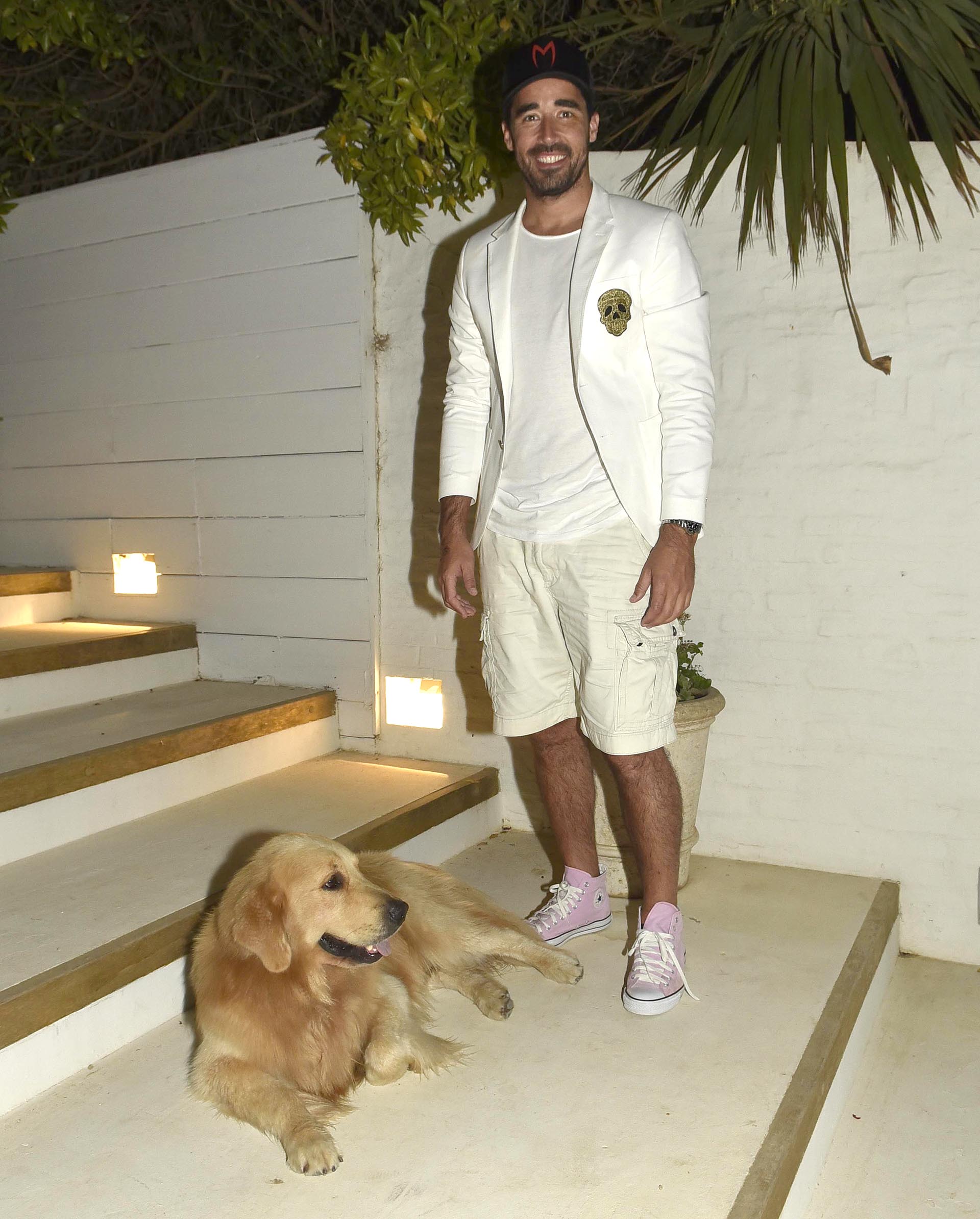 A la hora del sunset esteño, Nacho Viale recibió a sus invitados en un festejo íntimo en la casa familiar de José Ignacio y posó para Infobae junto a su perro Ayrton