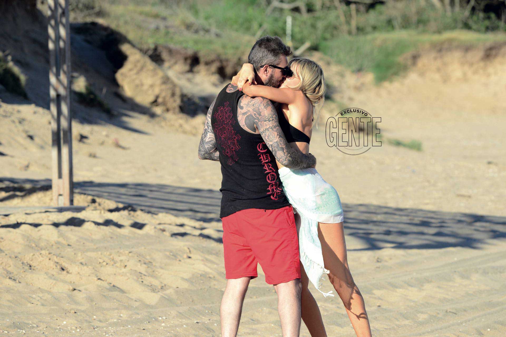 Tinelli y Guillermina llegaron para celebrar el año nuevo en Punta del Este y disfrutar, entre mimos, de la playa. (Foto: Alejandro Carra/GENTE)