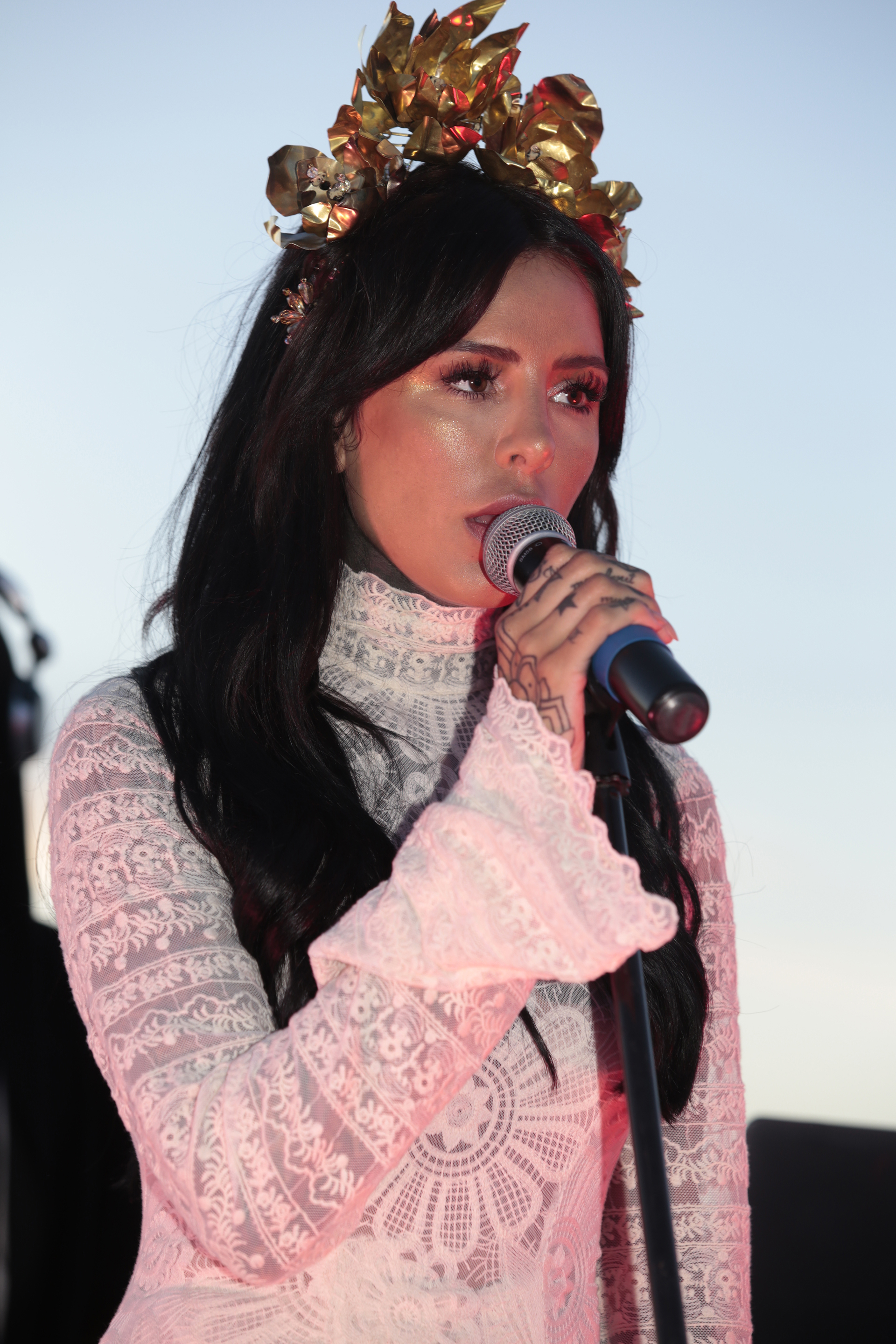 Candelaria Tinelli debutó como cantante en Punta del Este. La diseñadora dio un show frente a más de 400 personas