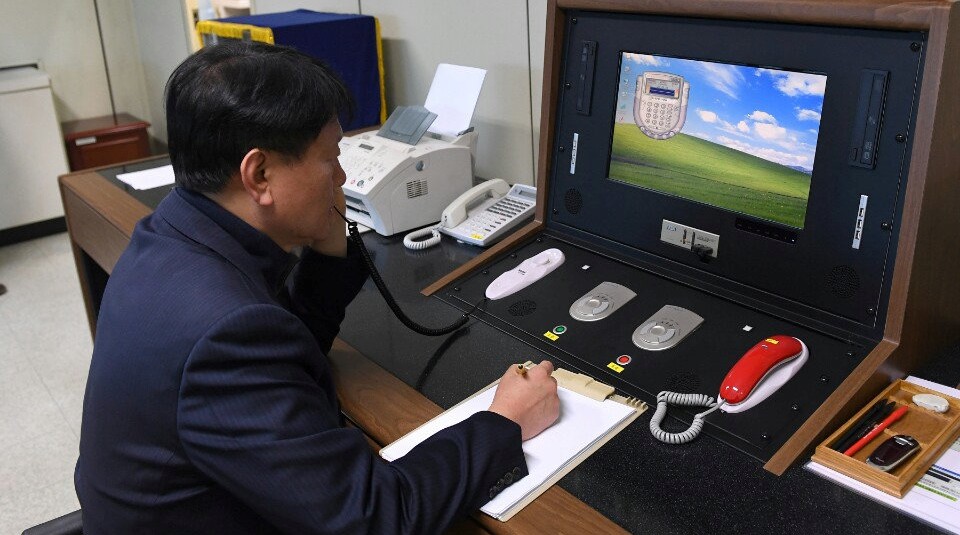 Un funcionario surcoreano revisa el sistema civil de comunicaciones
