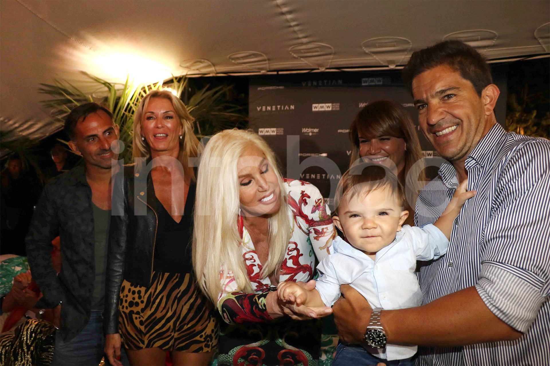 Susana saluda a Roque, el hijo de Amalia Granata y Leo Squarzon, en compañía de Diego y Yanina Latorre