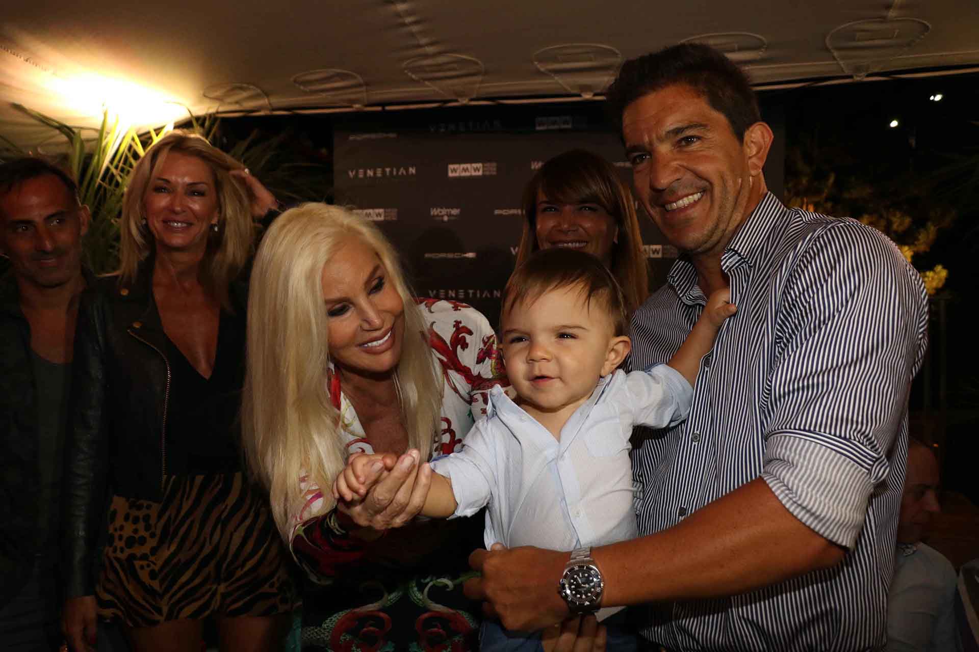 Susana Giménez participó de un evento en Punta del Este. La conductora de Telefe posó junto a Roque, el pequeño hijo de Amalia Granata y Leo Squarzon