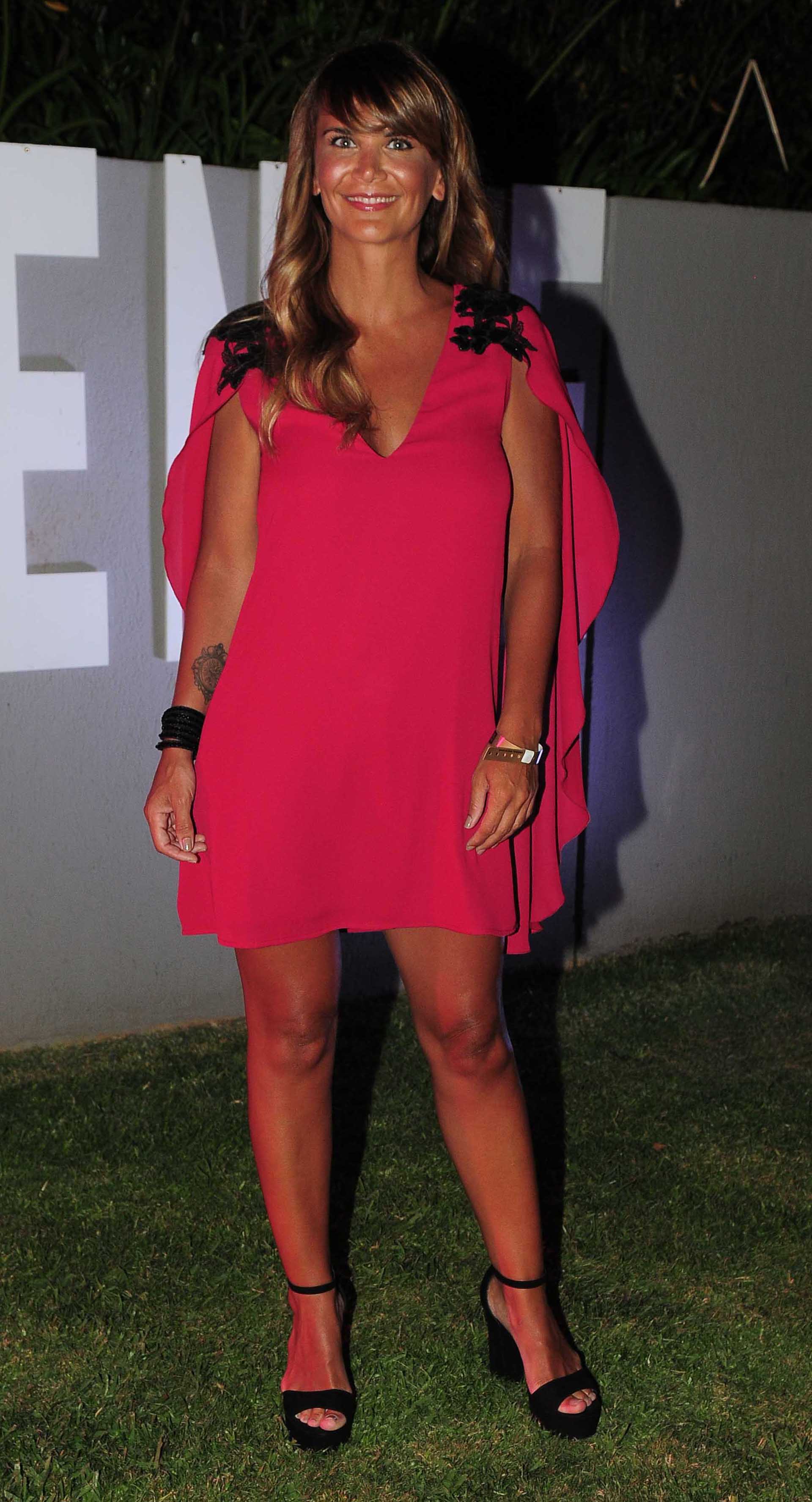 Amalia Granata eligió el colorado, tonalidad tendencia de la creadora Veronica Far, combinó el encaje de los hombros en negro con sandalias a tono