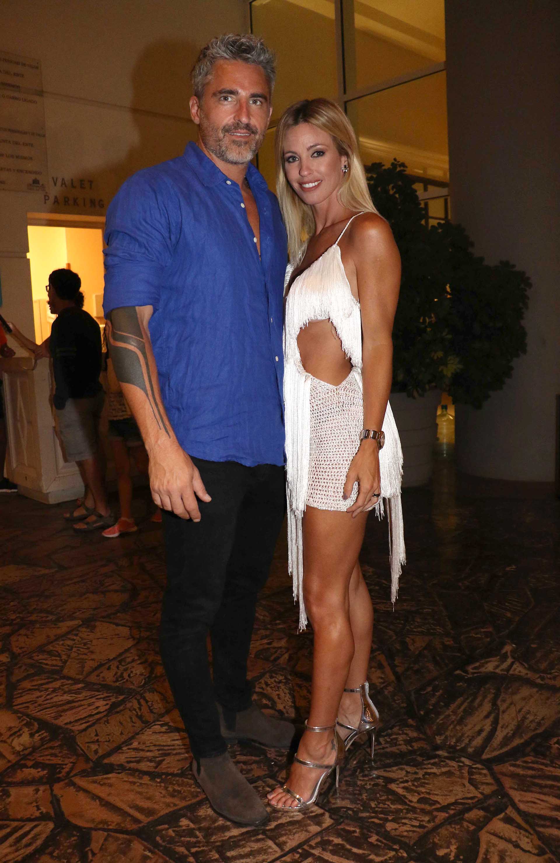 Rocío Guirao Díaz optó por un diseño cut out de la boutique Ibraina y lo complementó con sandalias metalizadas y disfrutó de la noche junto a su marido, Nicolás Paladini