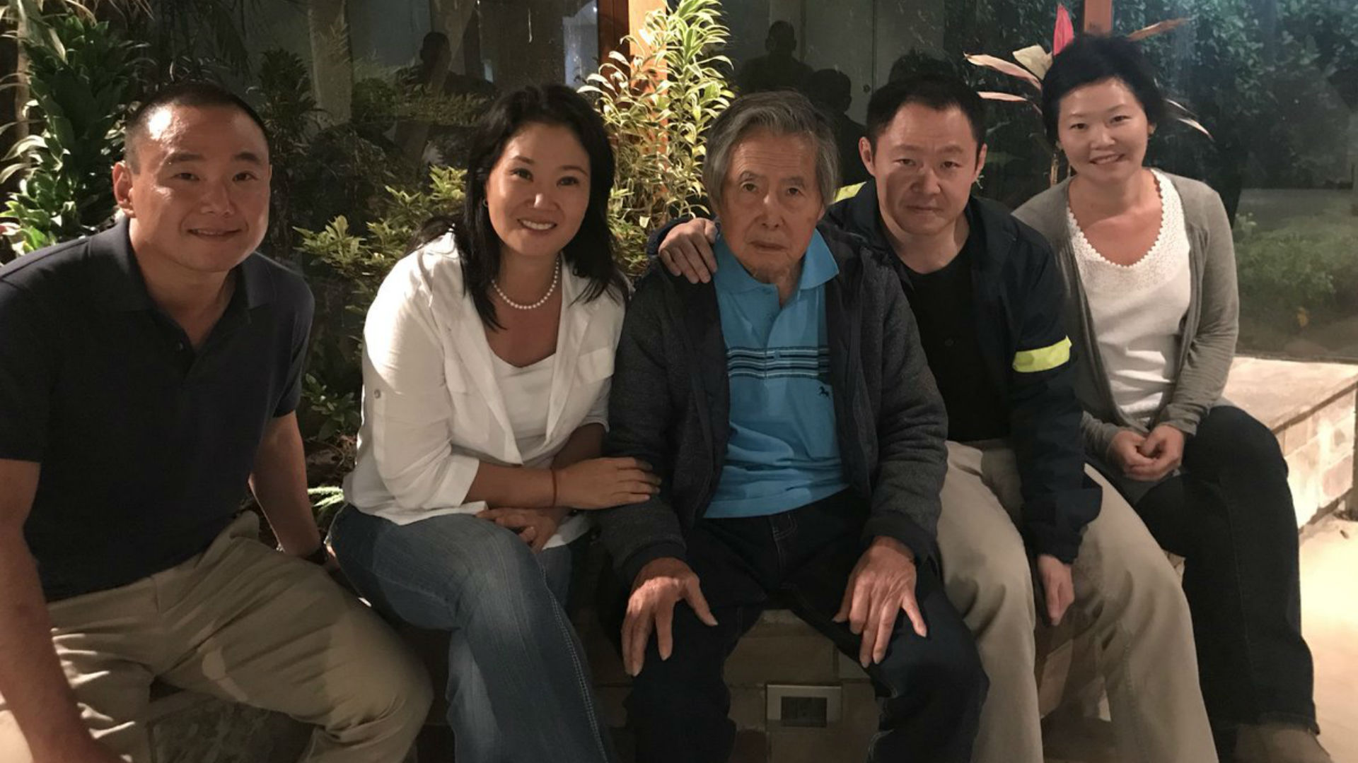El ex dictador Alberto Fujimori en su casa con sus hijos Keiko y Kenji
