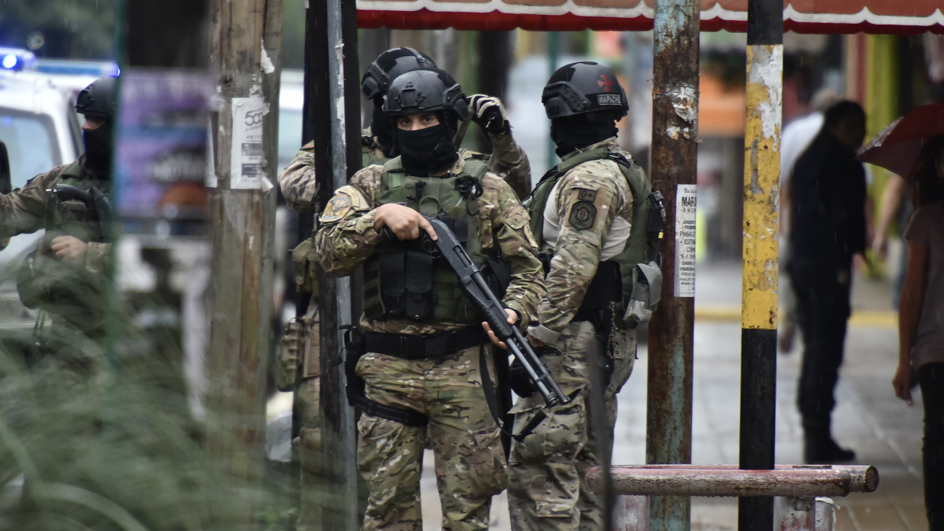 Efectivos en la toma de rehenes de la 3° de Merlo, diciembre de 2012 (Adrián Escandar)