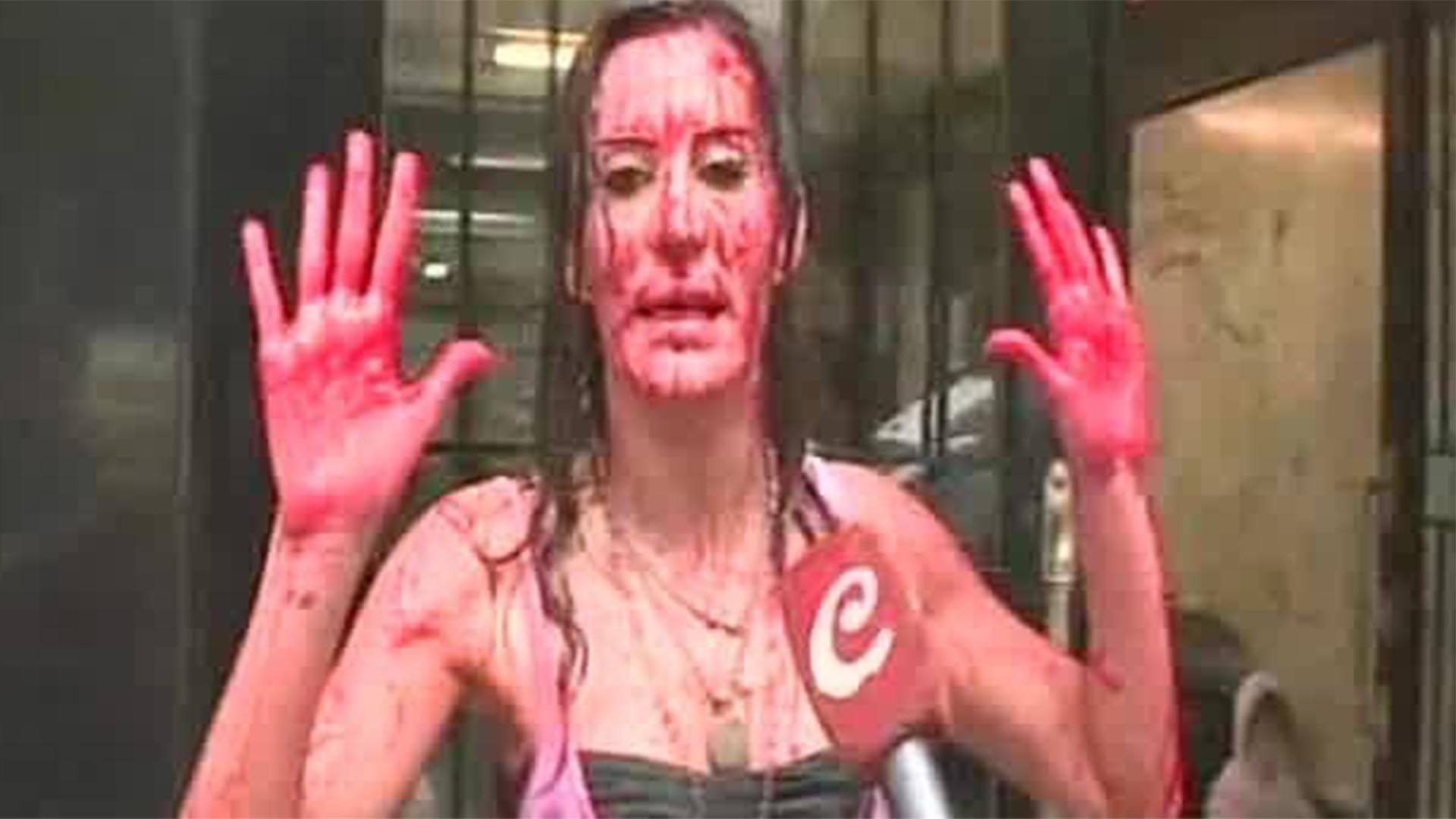 Natacha Jaitt fue a Tribunales para denunciar a su ex pareja por violencia. “Tengo que estar muerta para que hagan algo””, dijo la mediática que simuló estar ensangrentada para hacer este reclamo
