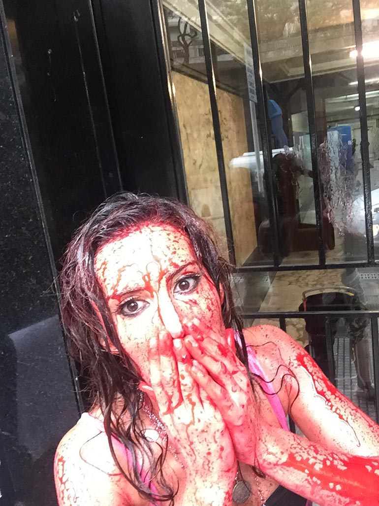 Natacha Jaitt simuló estar ensangrentada para denunciar por violencia de género a su ex pareja