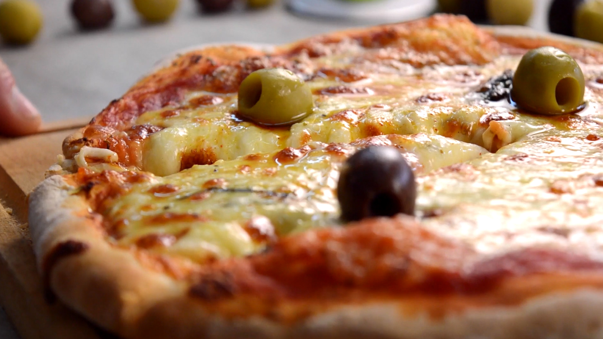 Levadura, harina, sal, muzzarella y aceitunas, los ingredientes esenciales para hacer una pizza