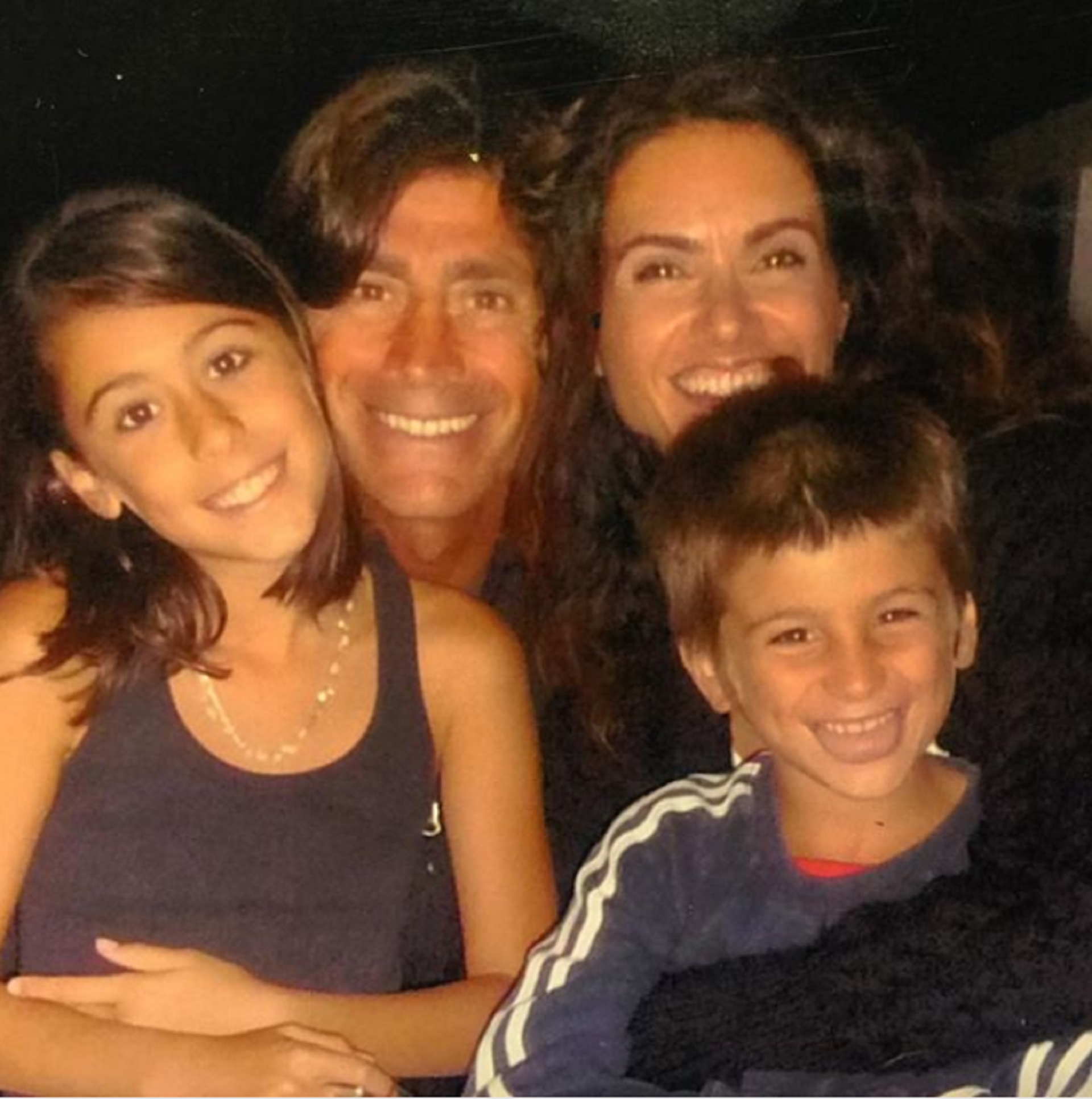 “Afortunados mis hijos. ¡Y yo agradecida, papucho!”, escribió la actriz junto a esta imagen de su familia (Foto: Instagram de Florencia Raggi)