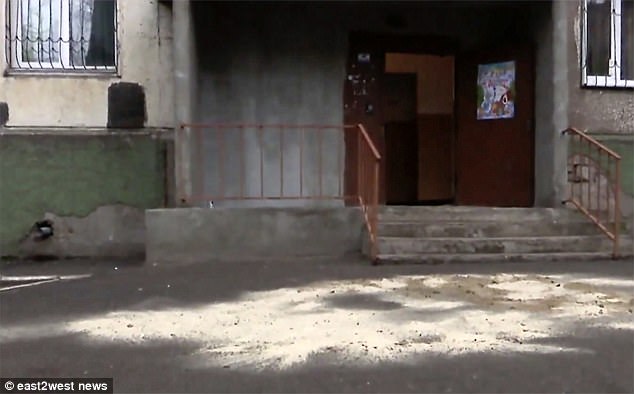 Lugar donde cayó el hombre y aplastó al bebé.