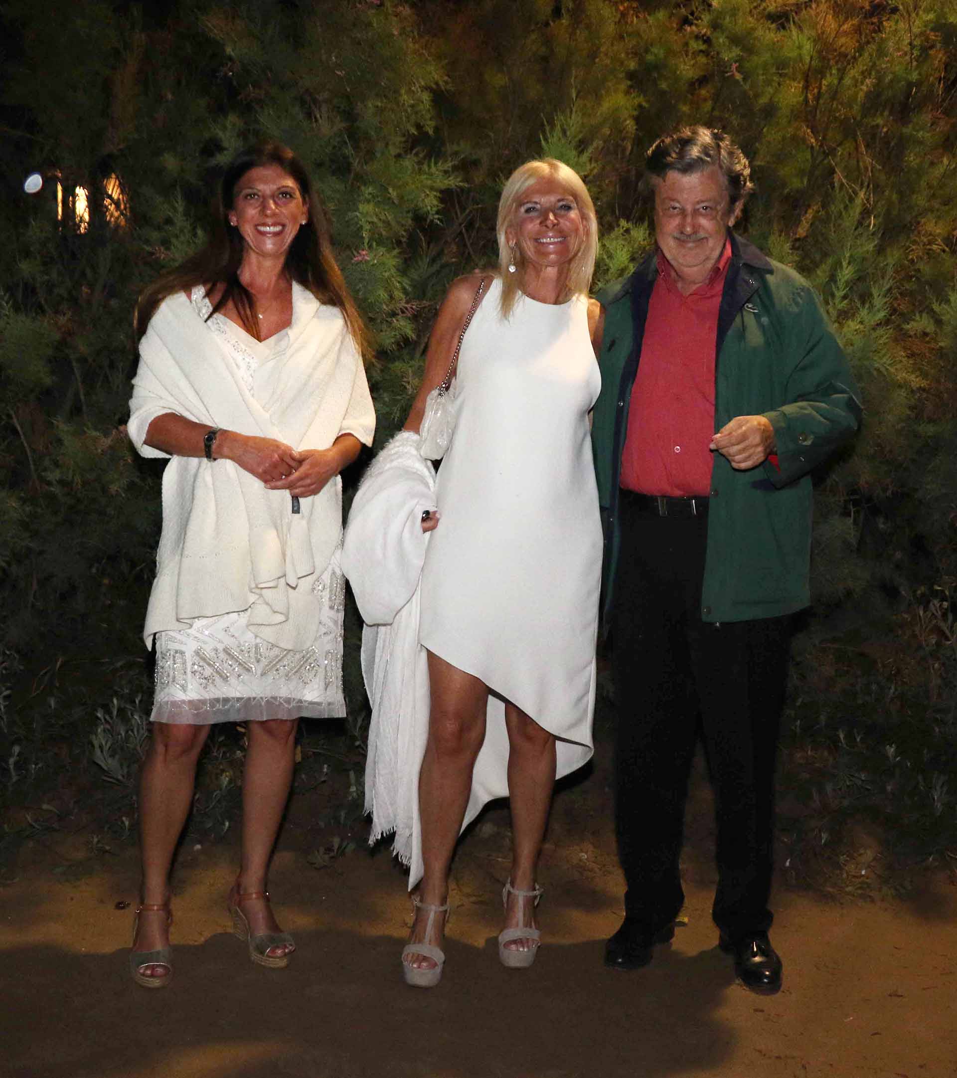 Rafaela y Teresa Castaldo junto a Miguel Schapire