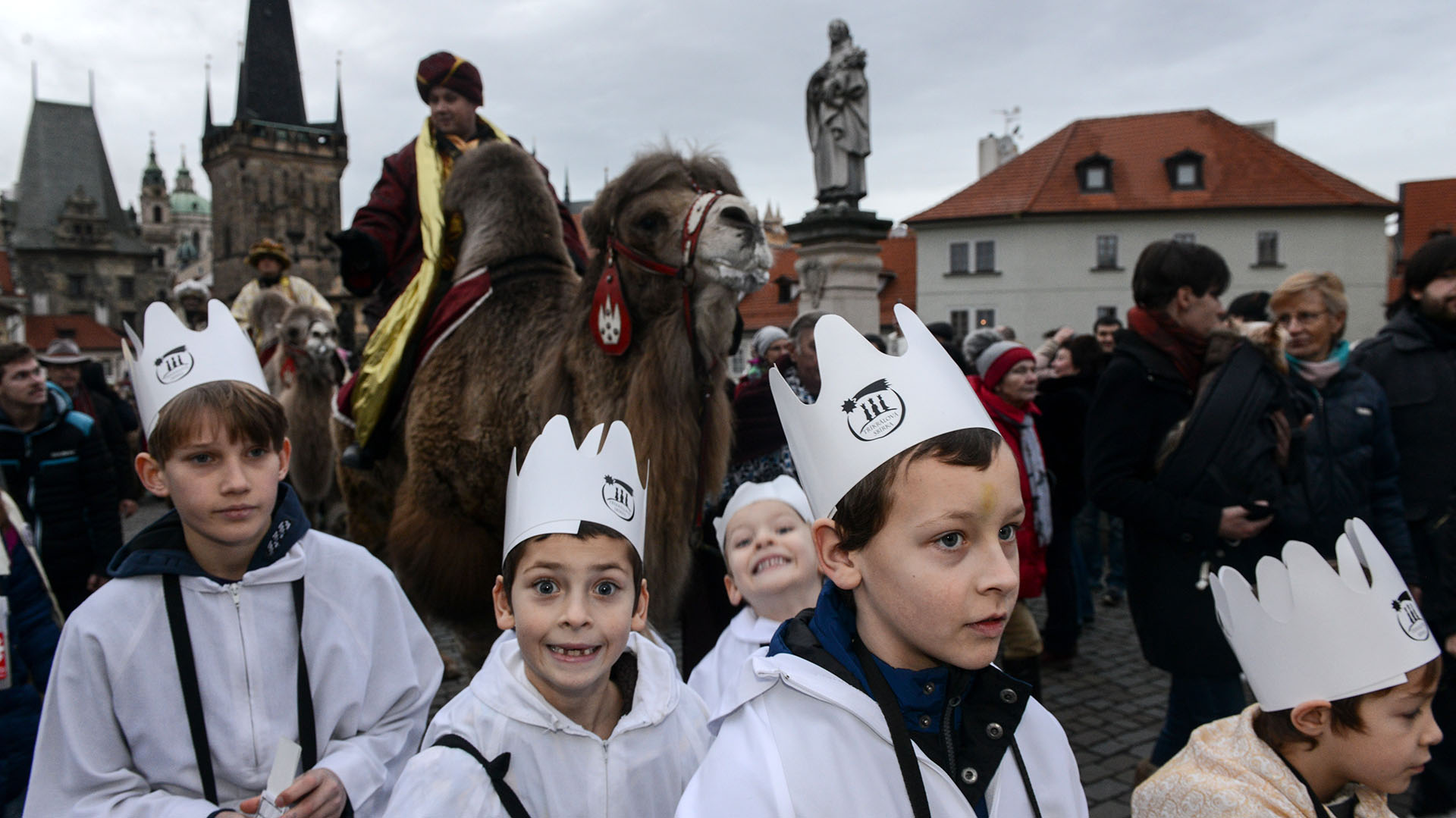 Los niños caminan durante una procesión que marca el viaje de los Reyes Magos a Belén para el nacimiento de Jesús. La celebración es en Praga (AFP)