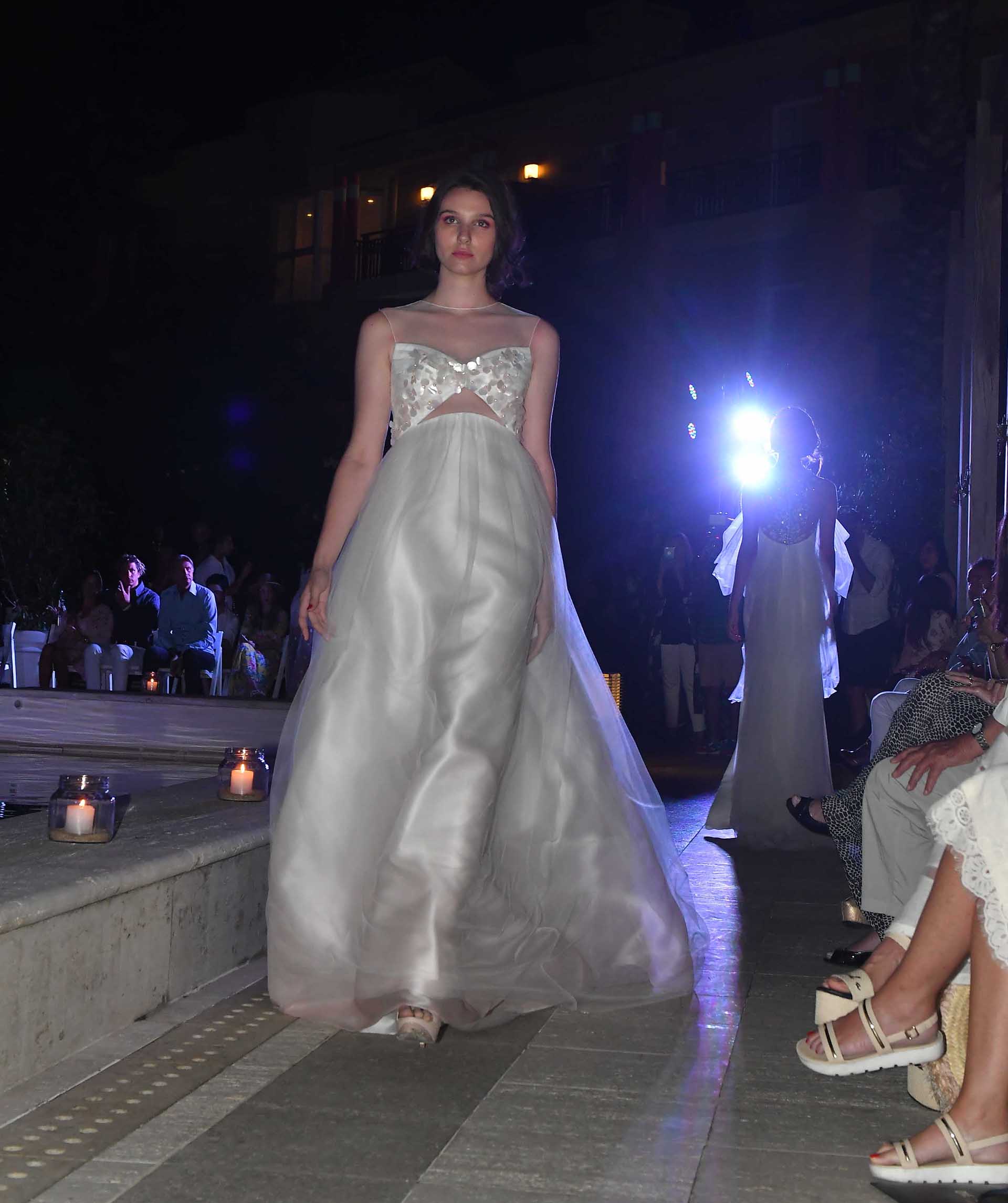 Las modelos en la gran pasarela alrededor de la pileta
