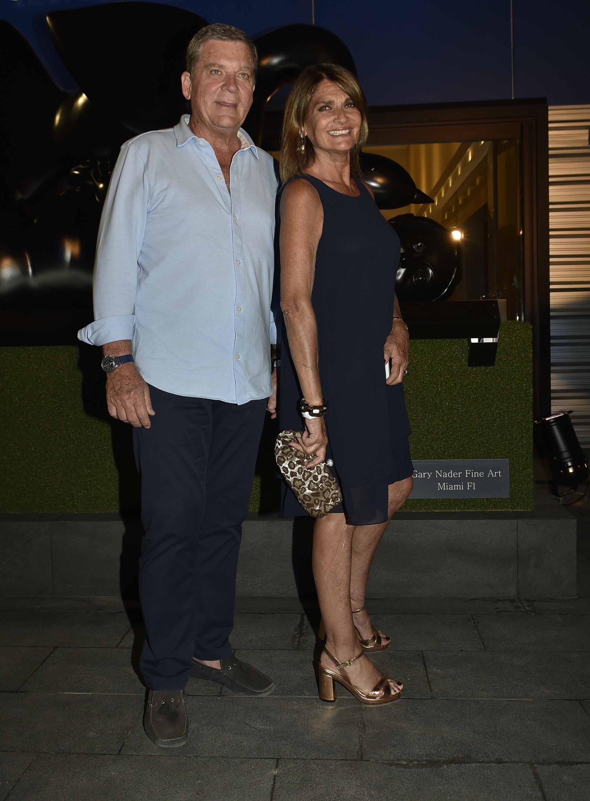 Teresa Calandra llegó con su marido, Gonzalo Bergadá, y lució súper elegante con este vestido de Hermes y cartera animal print de Versace