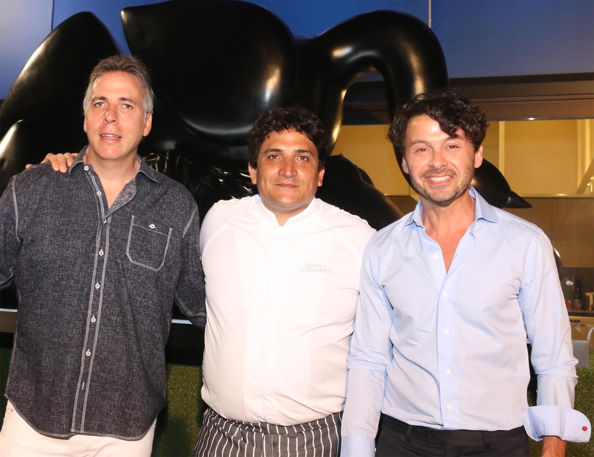 Julián Racauchi, Mauro Colagreco y Wally Diamante. Los invitados se deleitaron con un menú de 7 pasos de Mauro Colagreco que consistió en mini rosa de brótola y nabo en caldo de manzanas, apio y lima; remolacha cocida en crosta de sal y crema al caviar Oscietra; merluza negra con salsa bagna cauda y cebollas tiernas caramelizadas; cordero de Roca con estofado de chalotas, dátiles y boniato; naranjo en flor Bowl; chocolate con avellanas y helado de leche