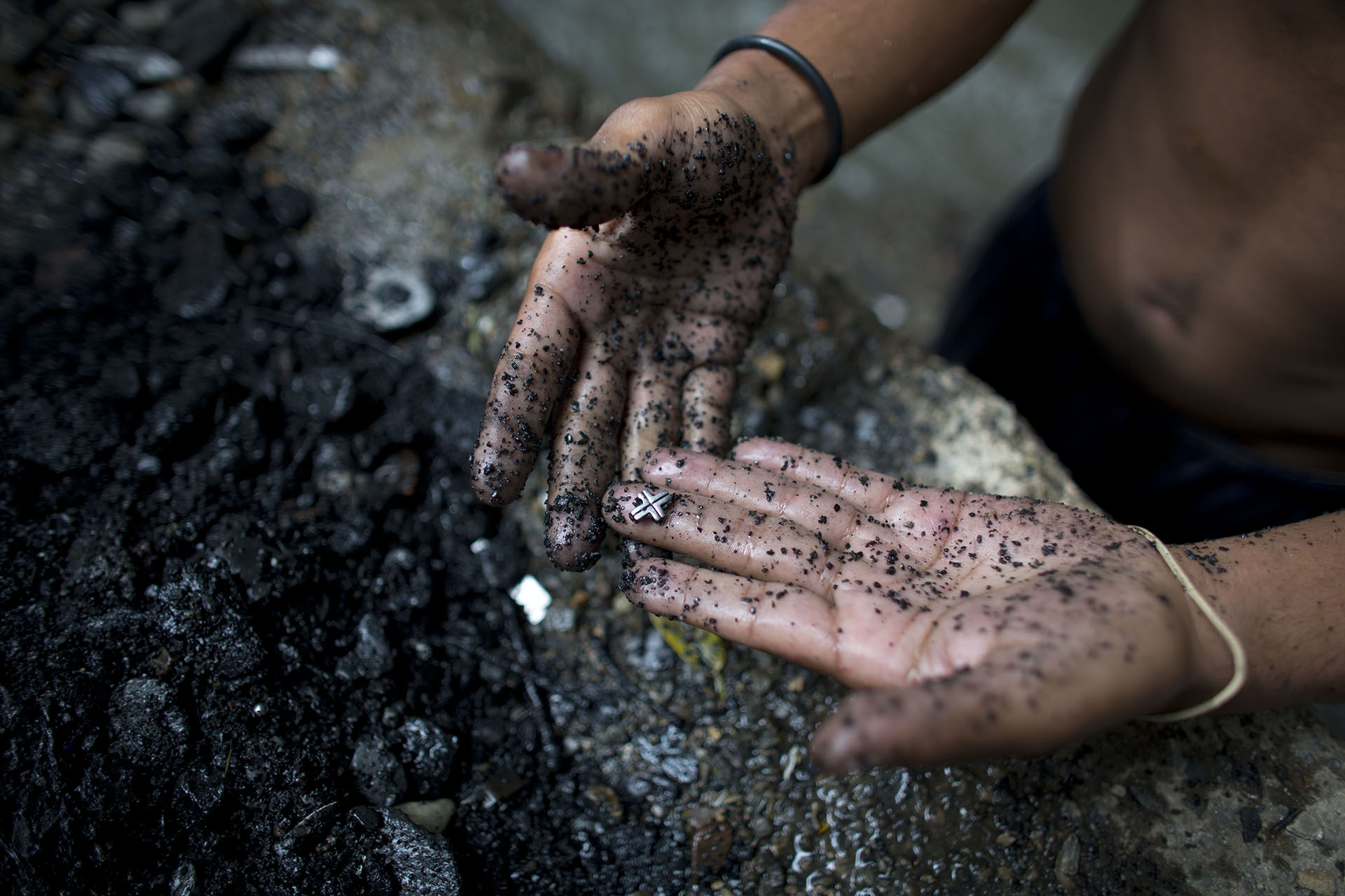 Una cruz plateada, hallazgo que puede ser revendido en las plazas de Caracas