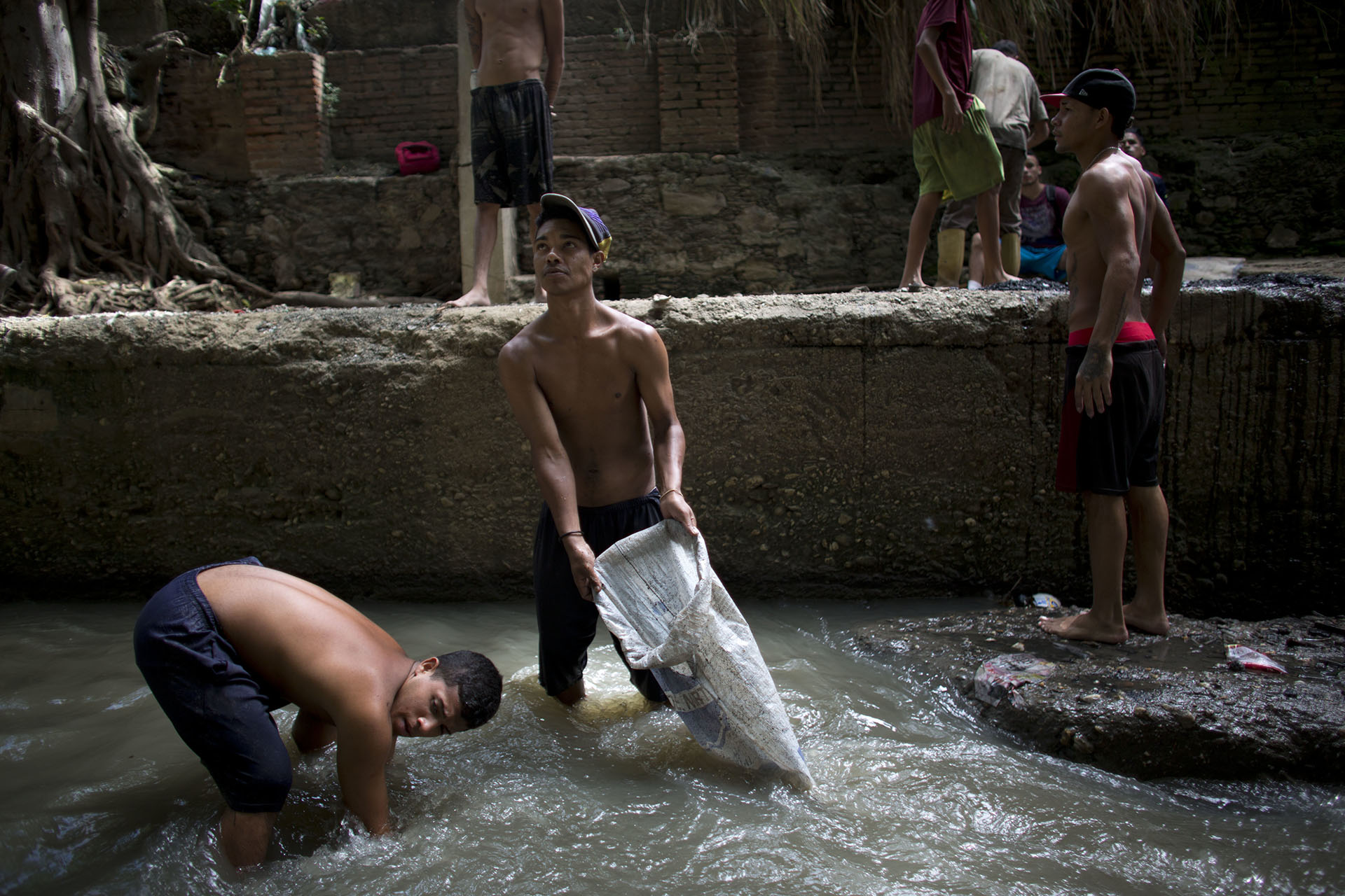 Los venezolanos buscan a alimentos incluso en alcantarillas (AP)