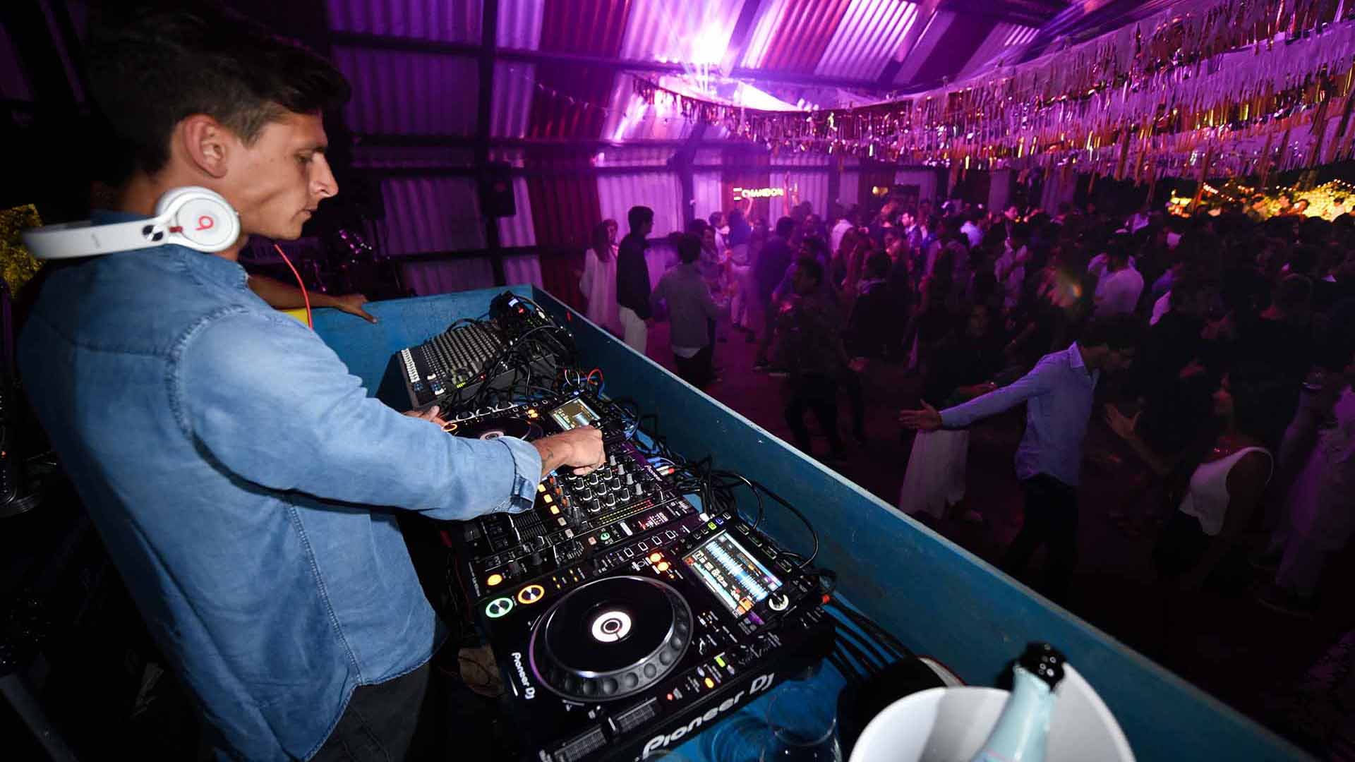 Otto Bunge musicalizando “Chandon at Home”