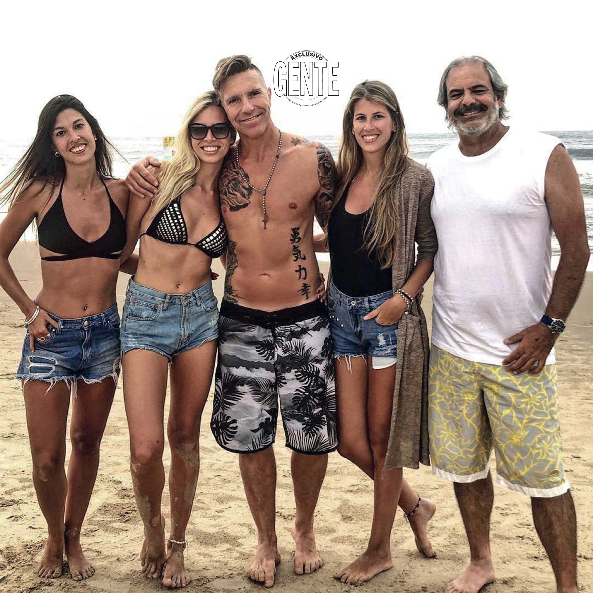 La pareja feliz y con amigos en Punta del Este. (Foto: Carlos Gonzalez GENTE.)
