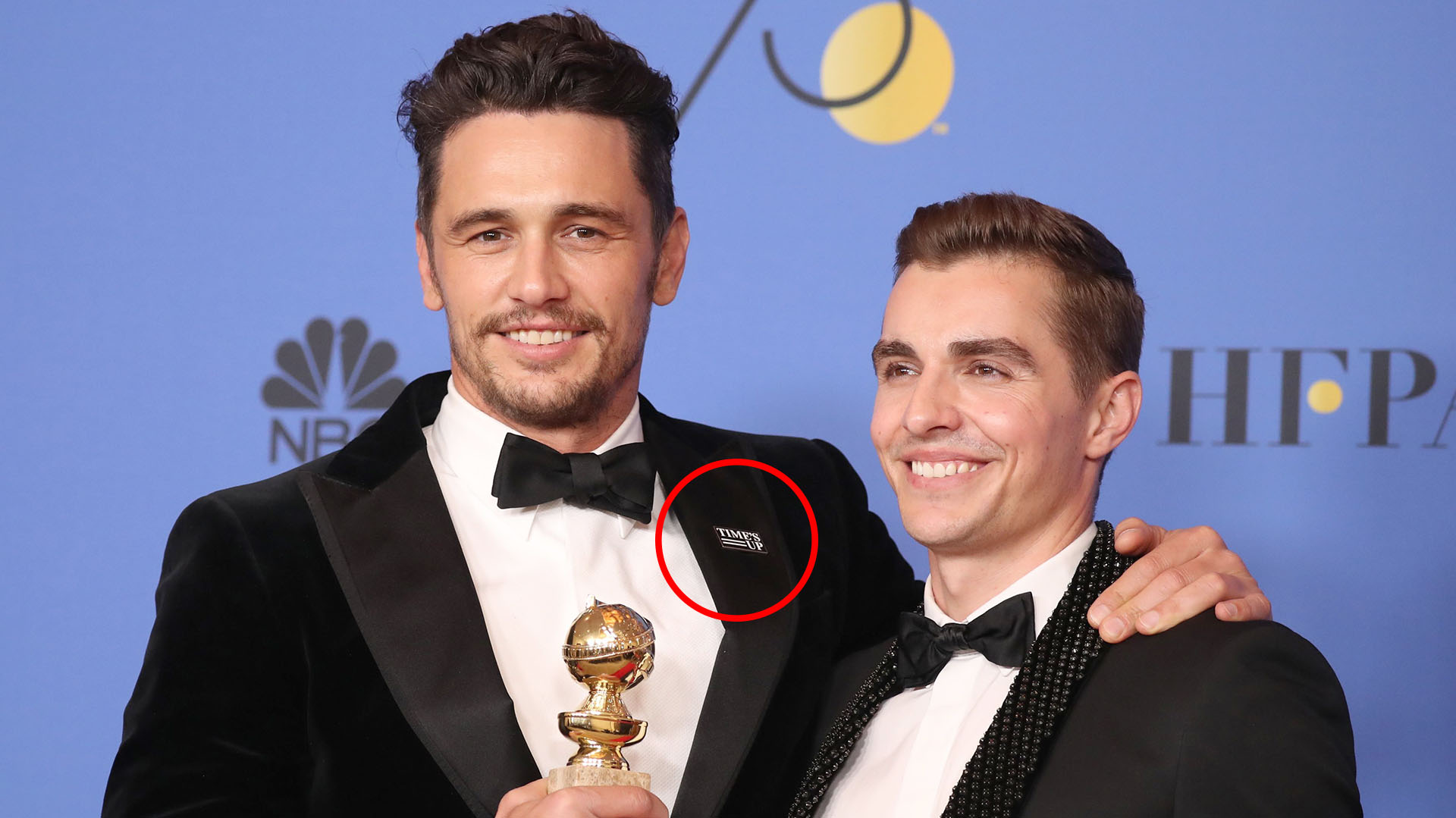 James Franco luce su Globo de Oro junto a su hermano Dave y con el pin feminista (Getty)