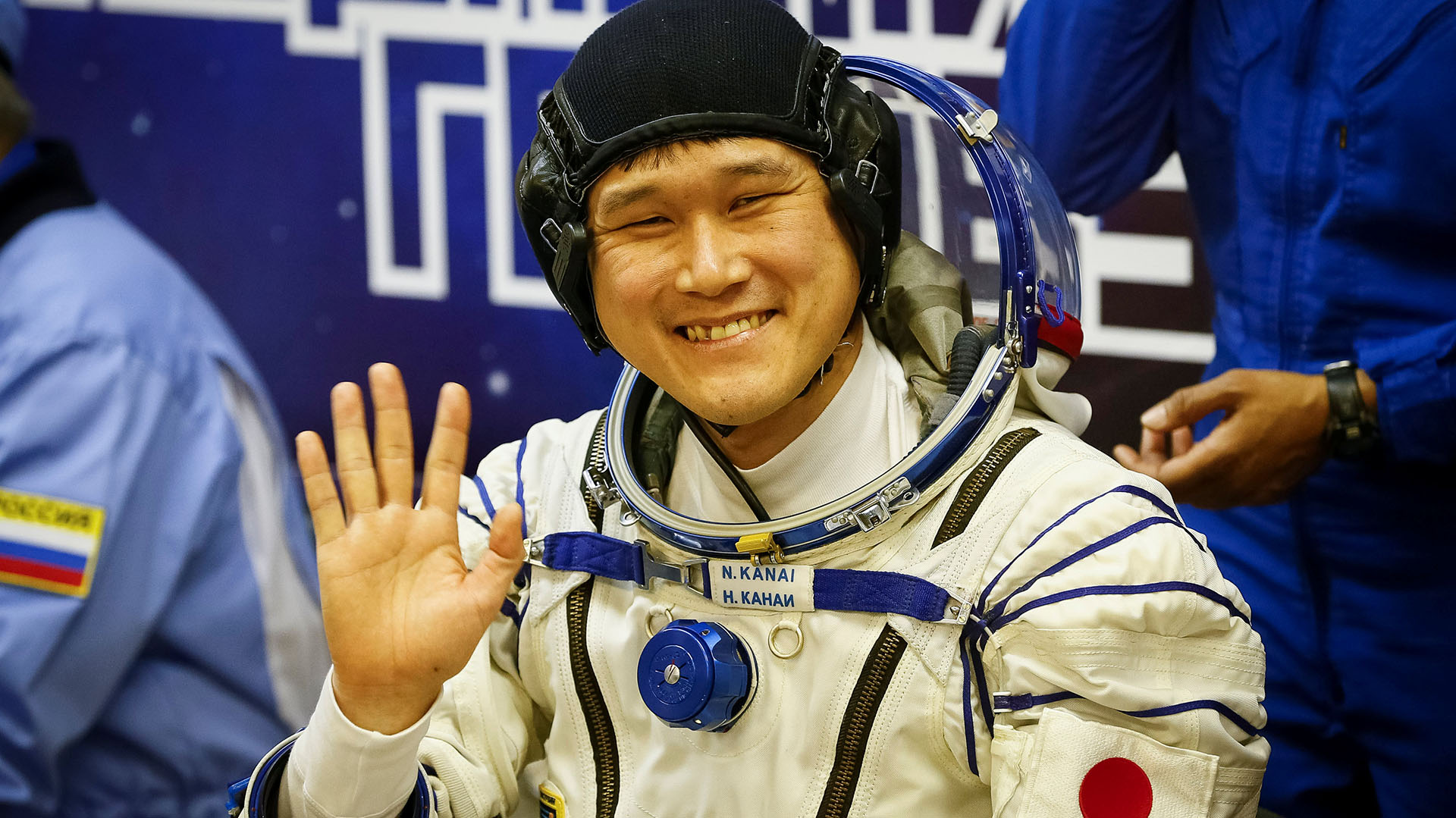 Norishige Kanai saluda antes de partir al espacio, en diciembre (Reuters)