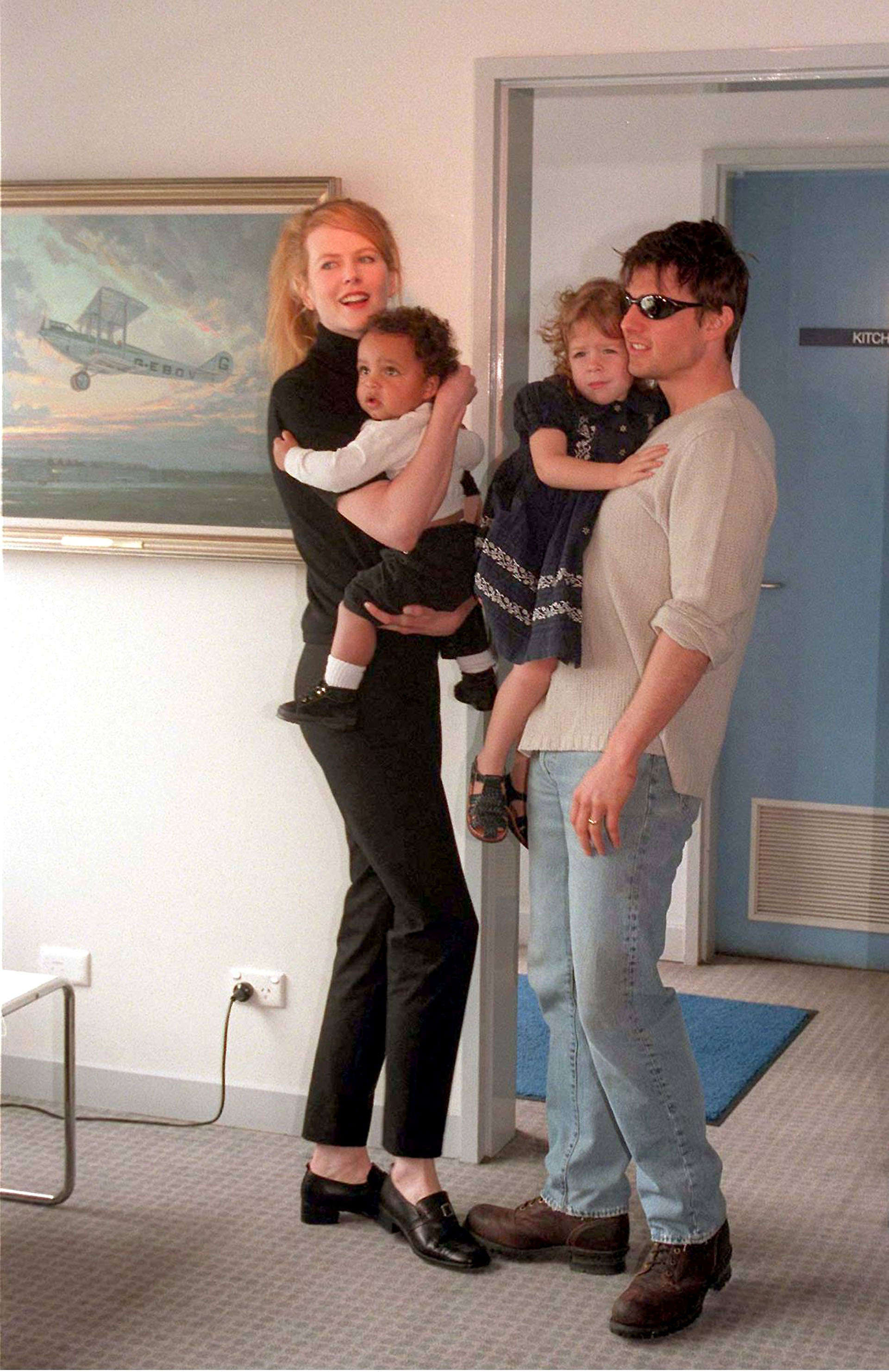 Nicole Kidman y Tom Cruise en 1996, a su arribo al aeropuerto Kingsford Smith de Sidney con Connor e Isabella (Patrick Riviere/Getty images)