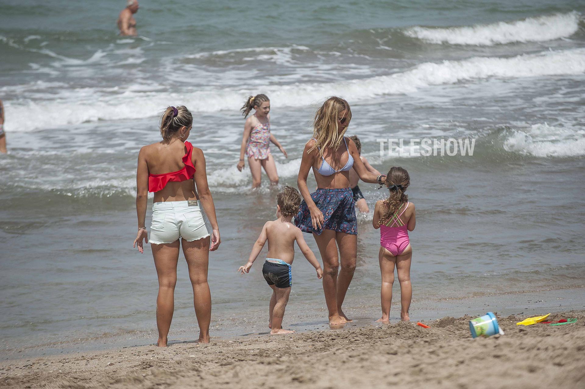 Sabrina Rojas realizó una escapada a Mar del Plata con sus hijos y su marido Luciano Castro