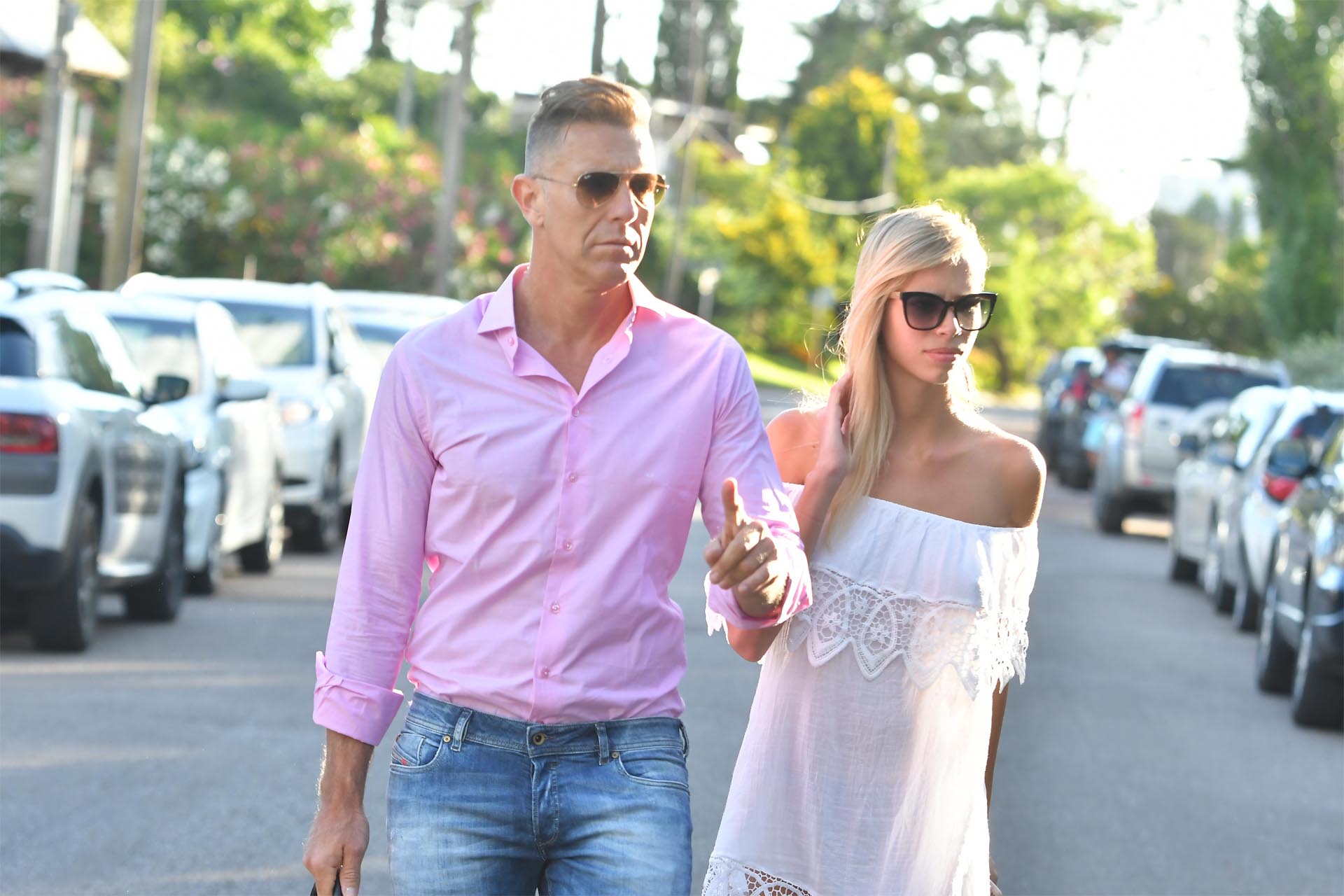 Alejandro Fantino apostó nuevamente al amor, tras su divorcio con Miriam Lanzoni. El conductor viajó a Punta del Este con su nueva pareja: Coni Mosqueira, una modelo de 24 años