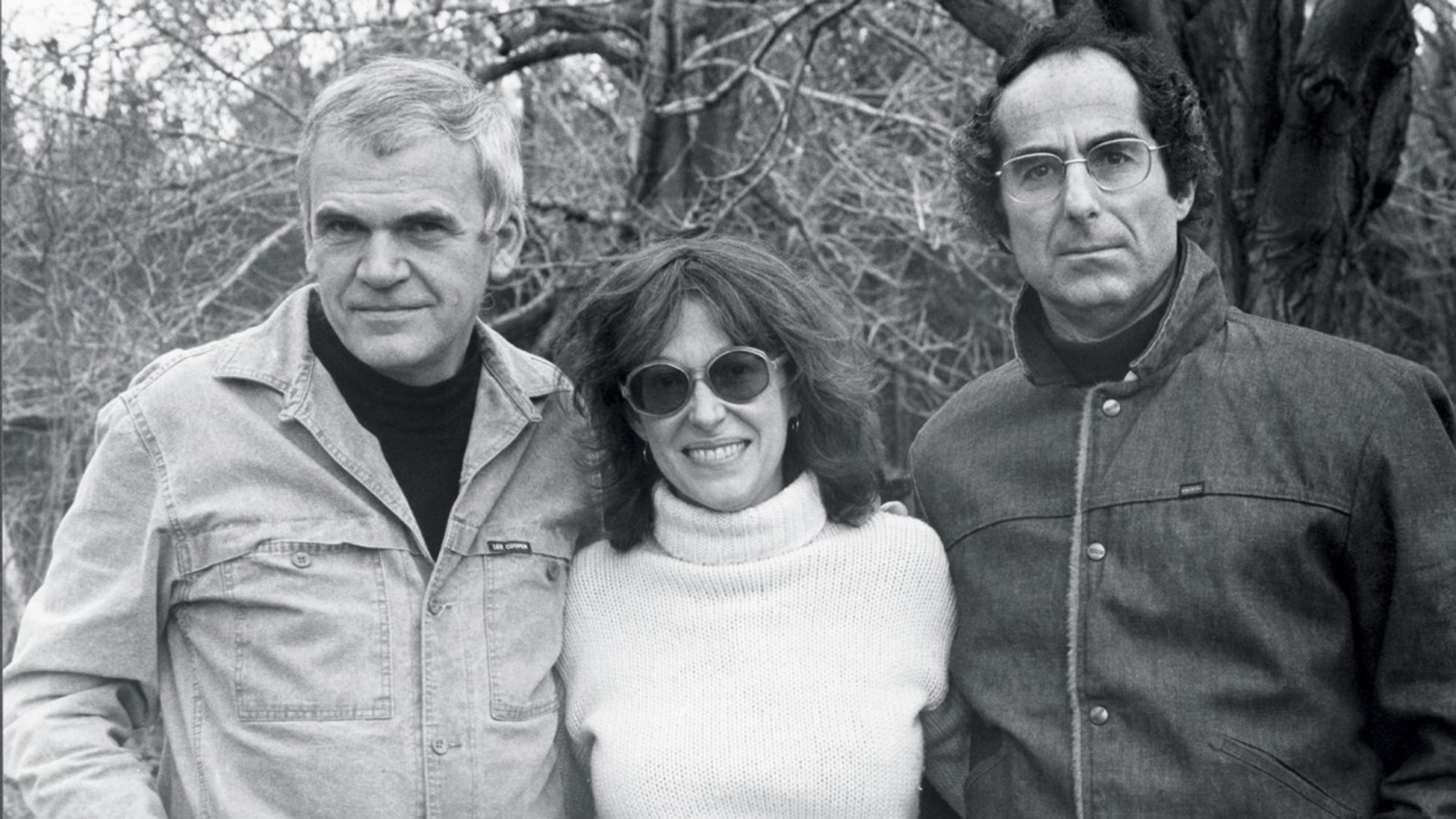 Kundera y Roth con Veronica Geng, una autora estadounidense ya fallecida. La foto la tomó Vera, la esposa de Kundera.