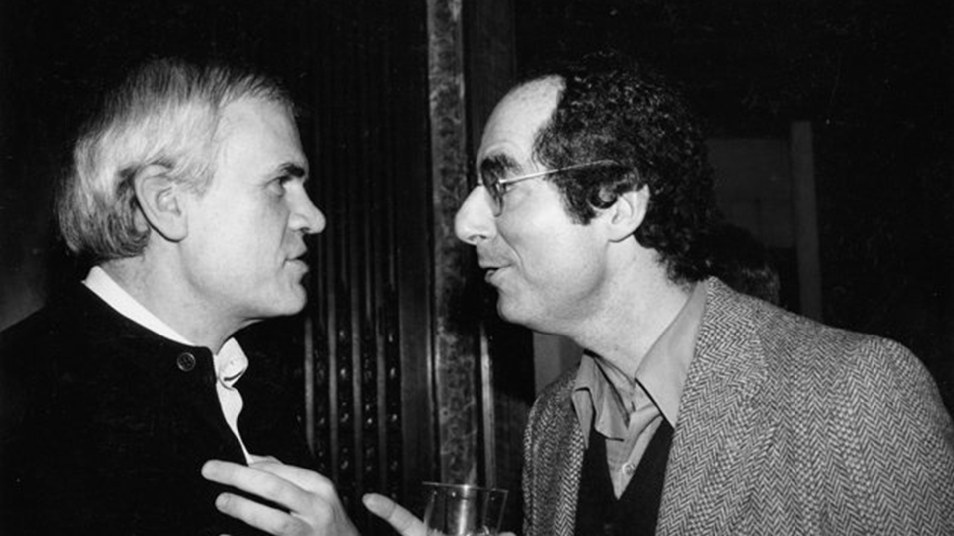 Junto a Milan Kundera, el reconocido escritor checo, con quien tuvo una estrecha relación