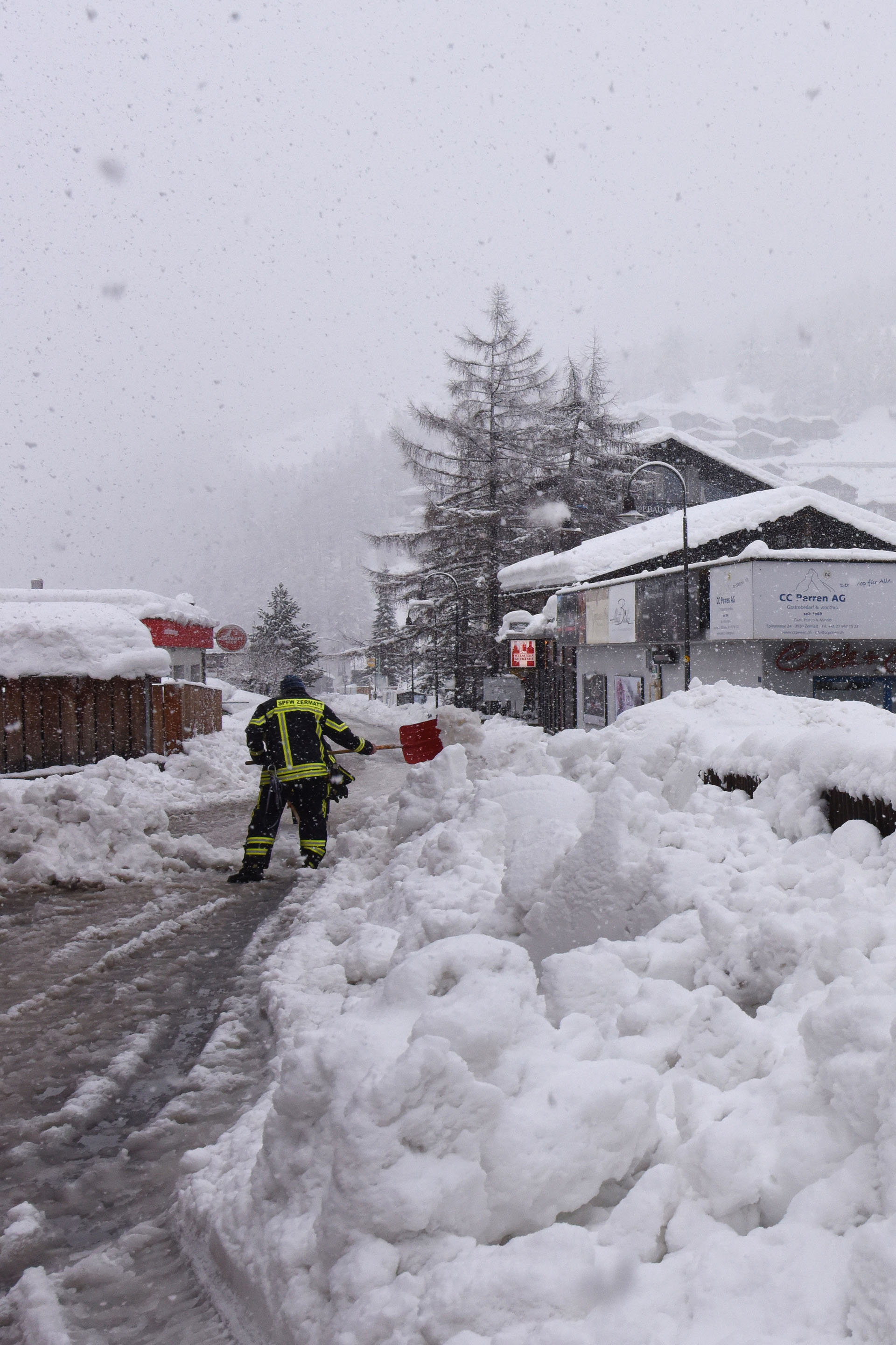 Los trabajadores estuvieron largas horas para remover los enormes bloques de nieve (AFP)
