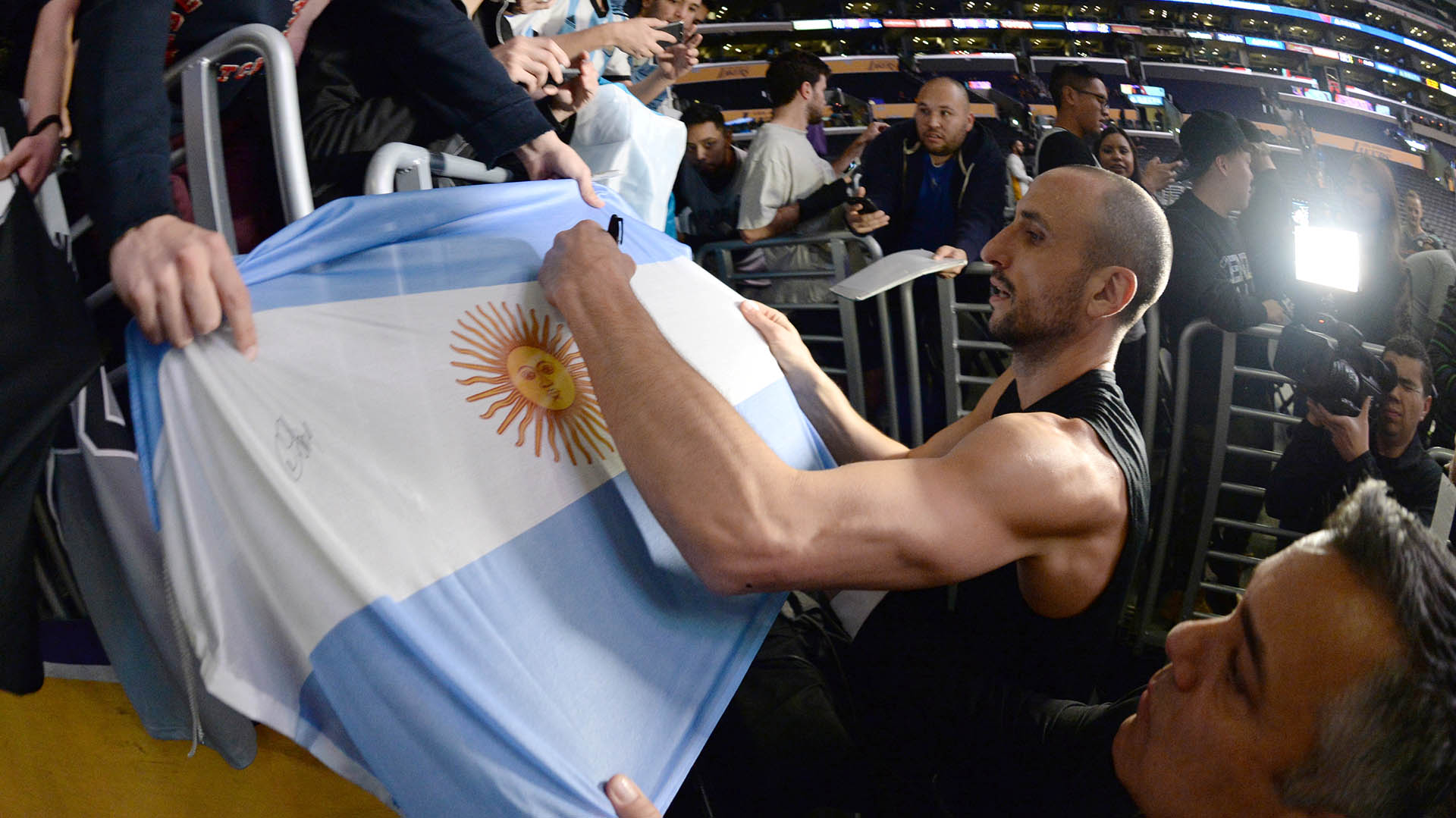 Manu Ginóbili firma una bandera argentina tras un juego entre San Antonio Spurs y Los Ángeles Lakers (Getty Images)