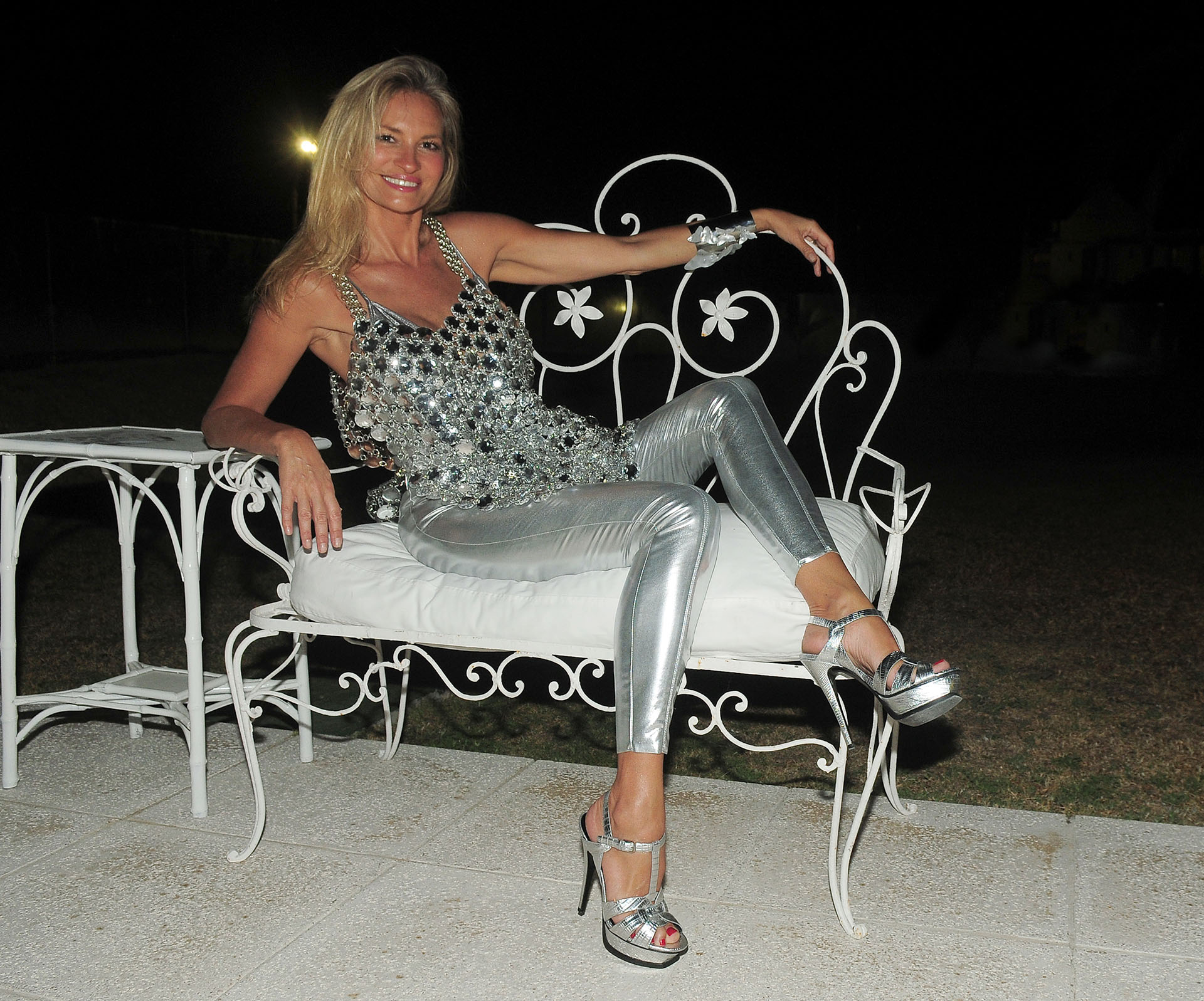 Lily acompaña por el mundo a su marido, Gustavo Mascardi, pero cada vez que llega a Punta del Este abre las puertas de su casa para recibir a sus amigos más íntimos en una gran fiesta