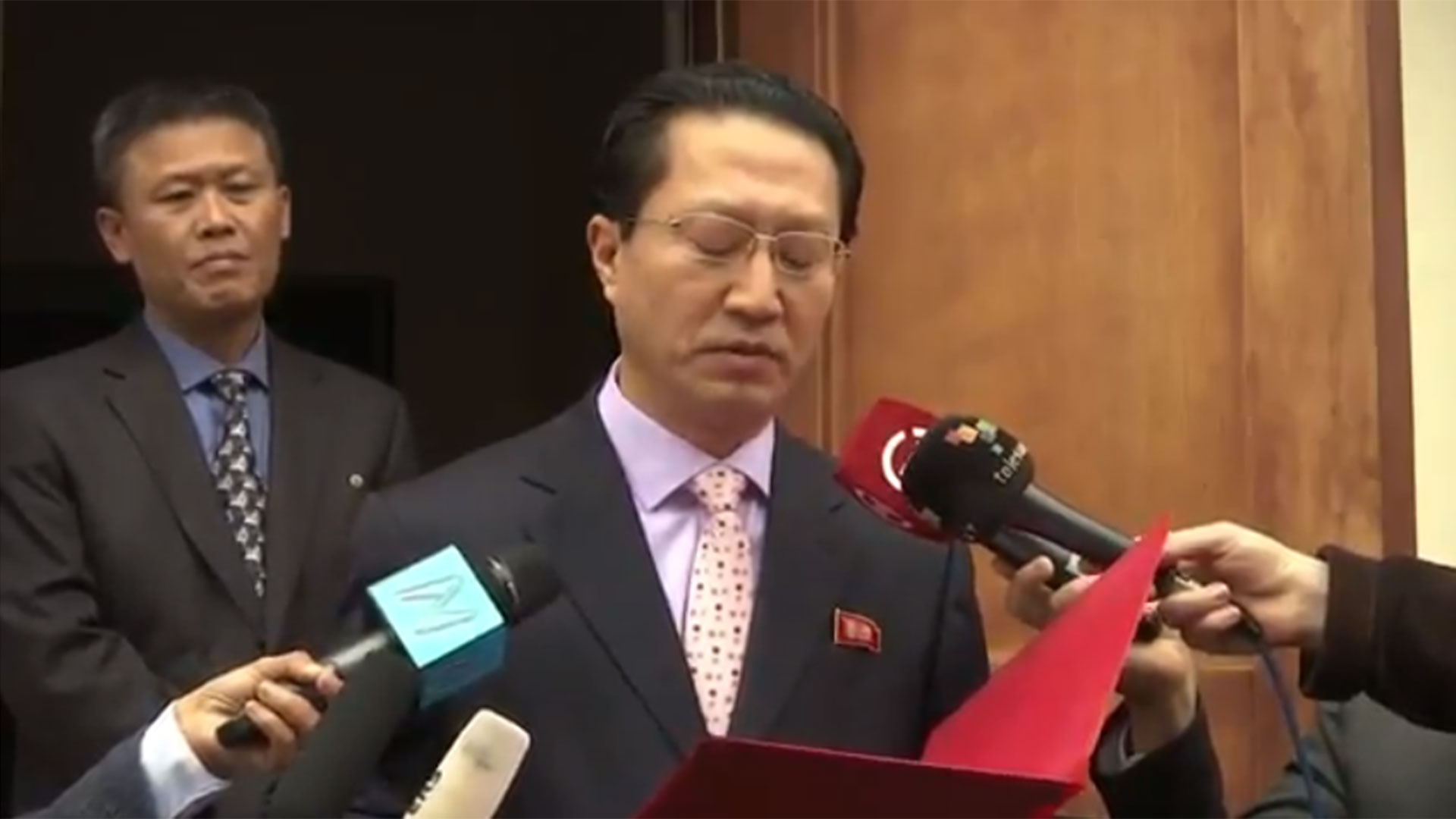 Pak Myong Chol, detrás del entonces embajador norcoreano en Lima, Kim Hak-Chol
