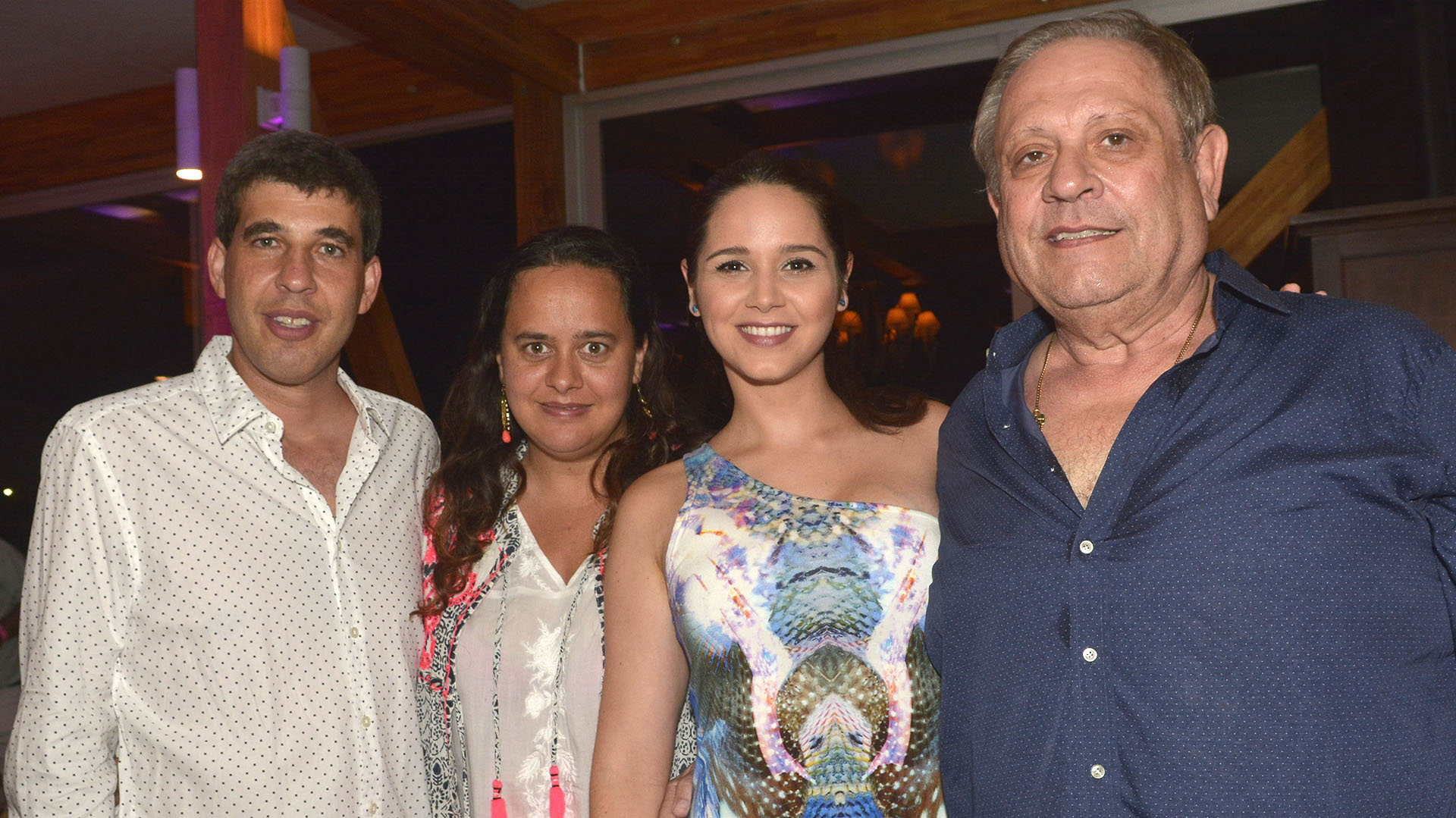 Alejandro Simon (CEO de la Compañia) y su esposa Andrea Ginar y Nestor Abatidaga (Director General Corporativo) y su esposa Natali Marquez.