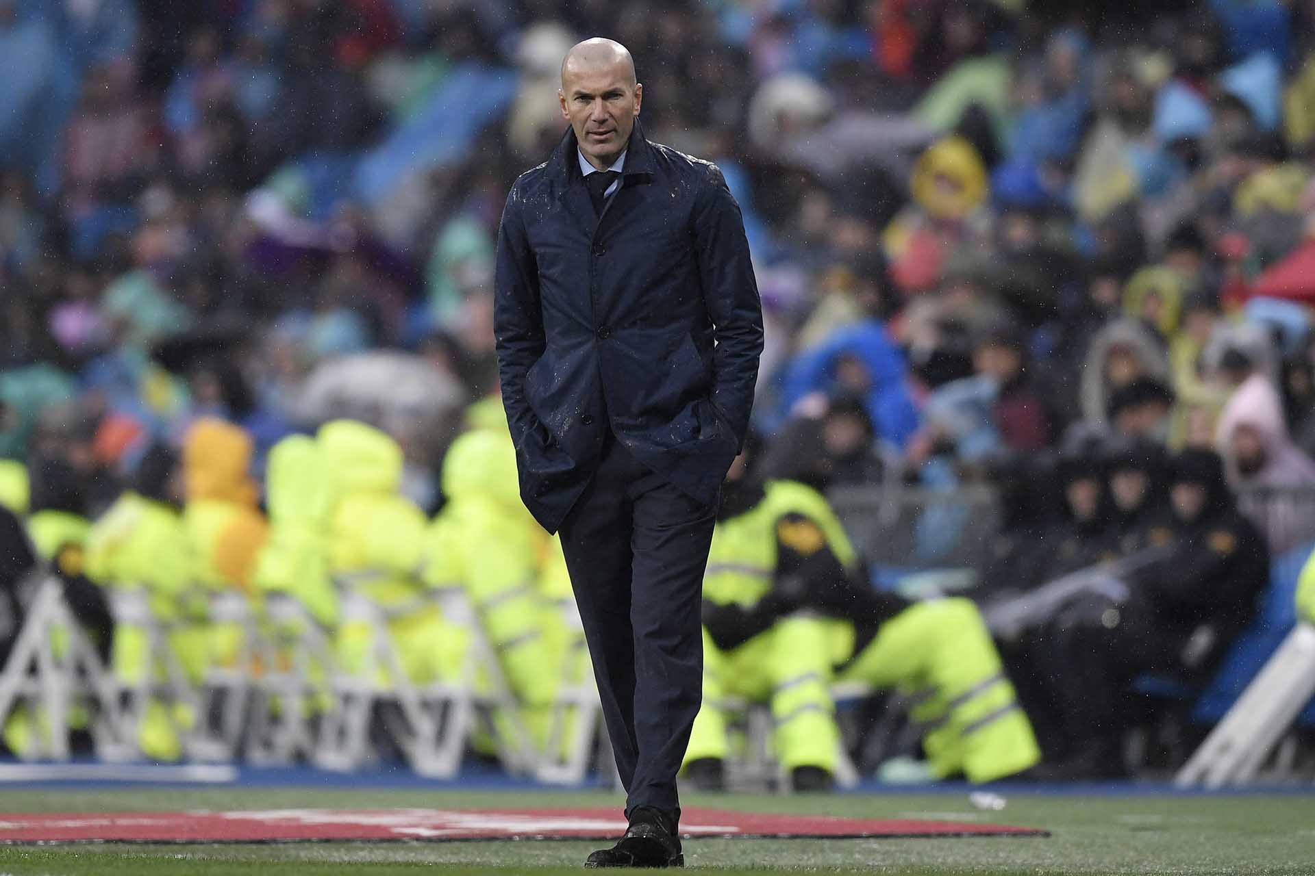 Zinedine Zidane sufrió en la derrota del Real Madrid ante el Villarreal en el Santiago Bernabeu (AFP)