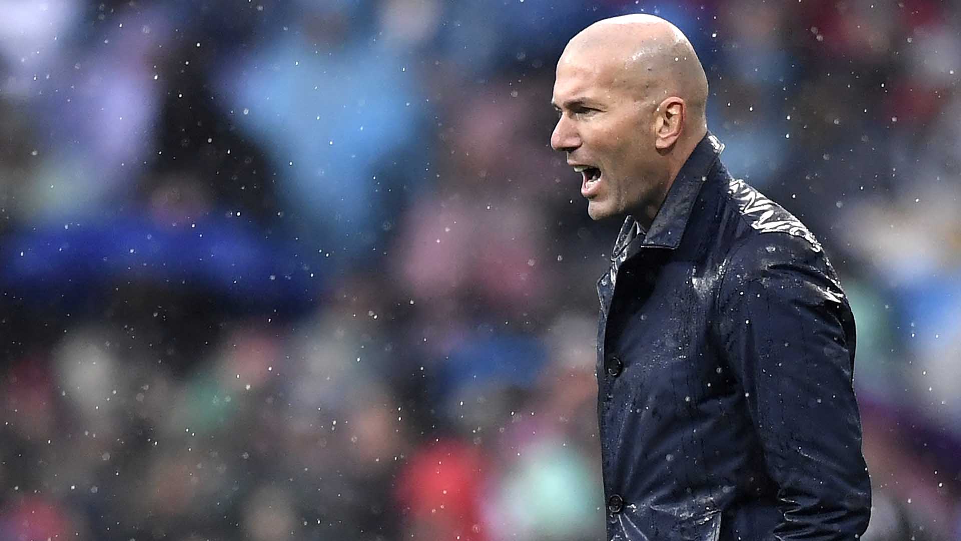 El francés Zinedine Zidane no puede sacar a flote a un Real Madrid hundido (AFP)