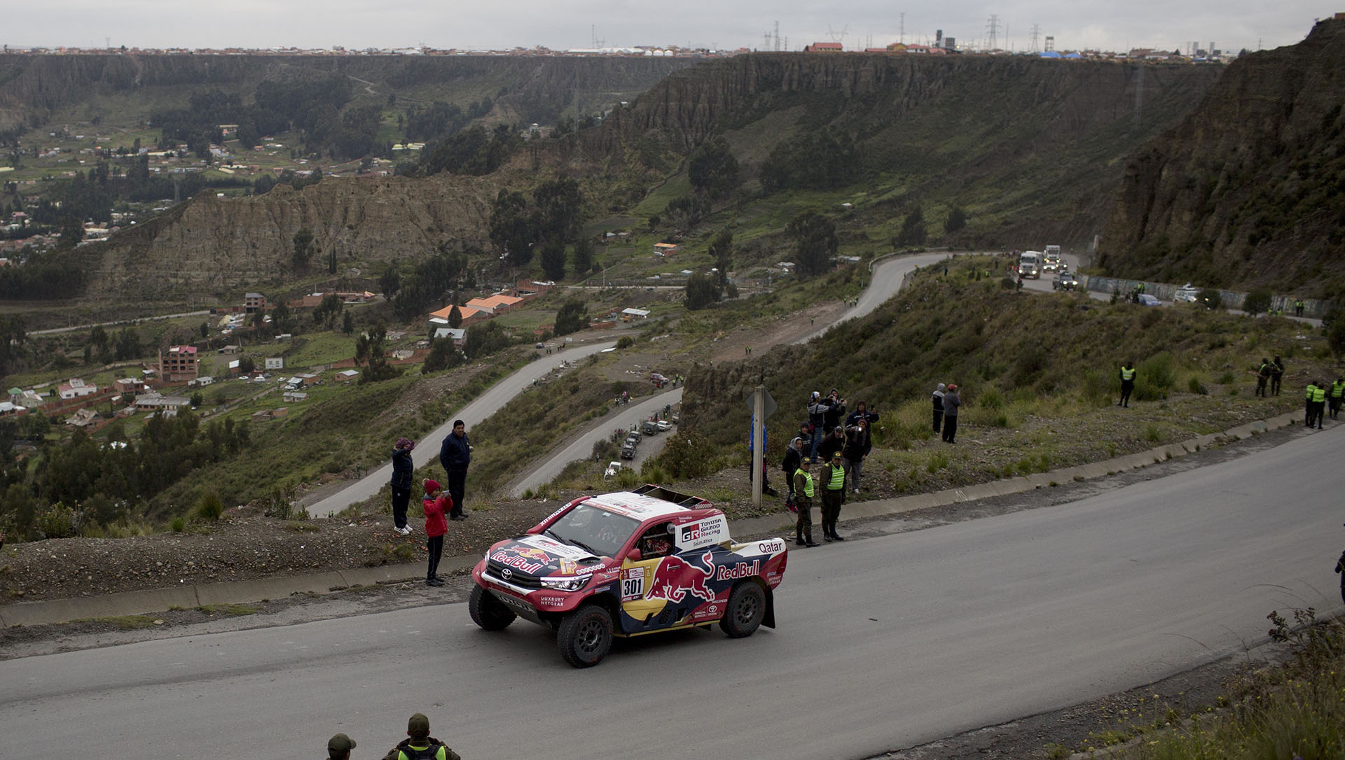 La Toyota de Nasser Al-Attiyah arribando al campamento