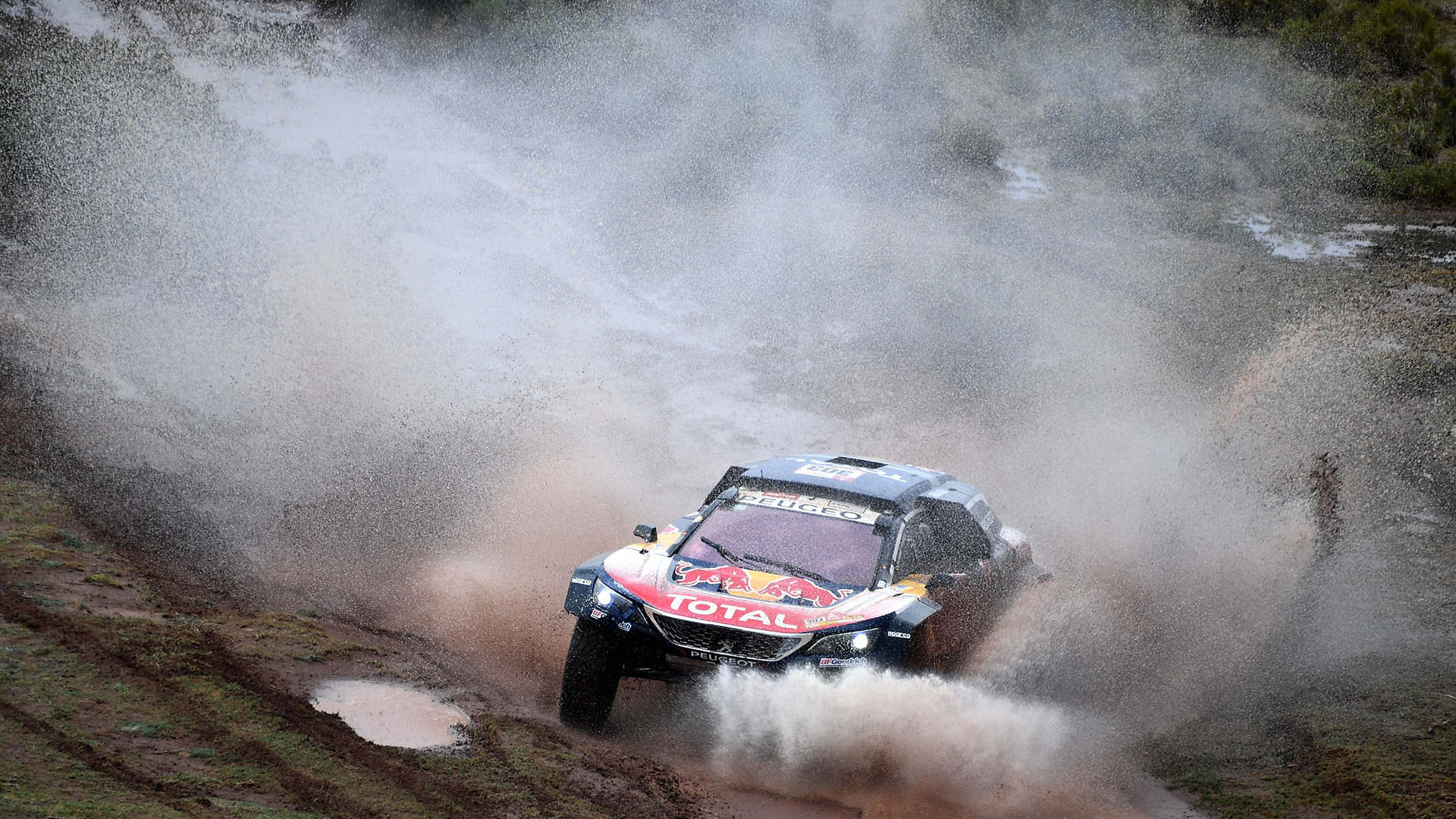 “Estoy contento con la etapa y vamos a seguir día a día tratando de pasar etapas, que quedan muchas y muy complicadas”, dijo Carlos Sainz tras cruzar la meta con su Peugeot