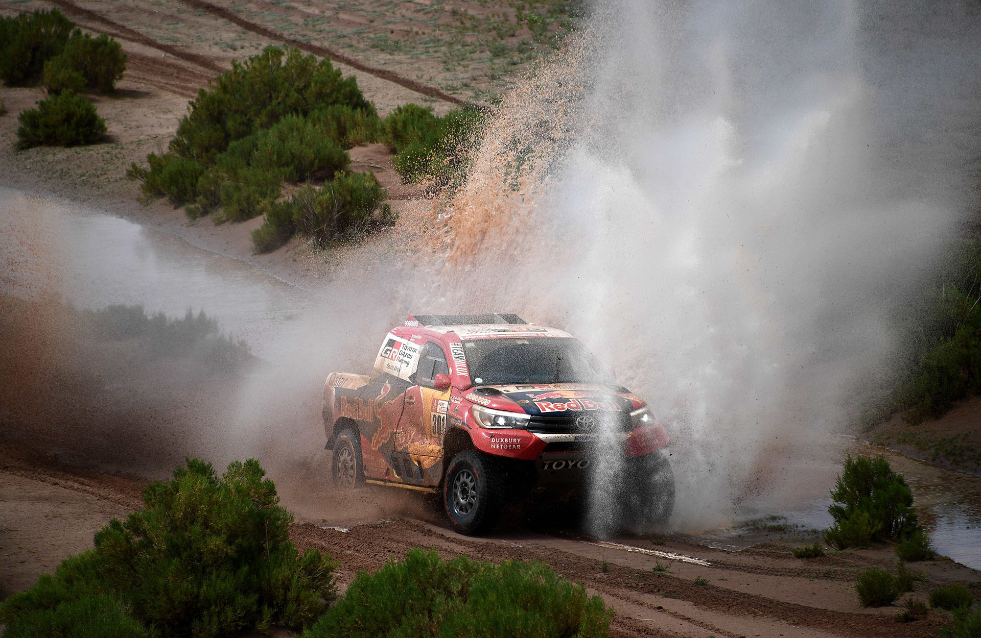 El qatarí Nasser Al-Attiyah (a 14 min y 19 seg) fue tercero en la etapa y es otro de los animadores de la competencia