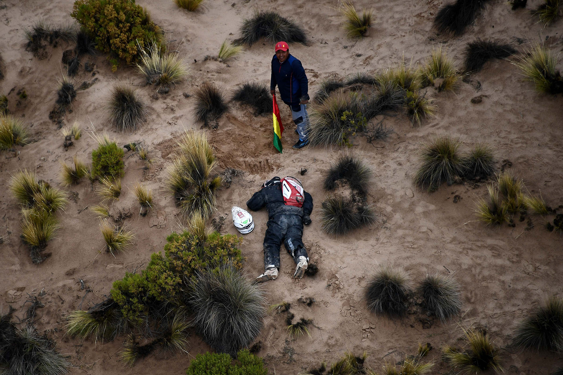El alemán Guillaume Martens durmiendo en mitad del trayecto que une a La Paz con Uyuni